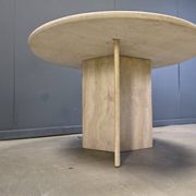 Table à manger ronde en travertin italien des années 1970