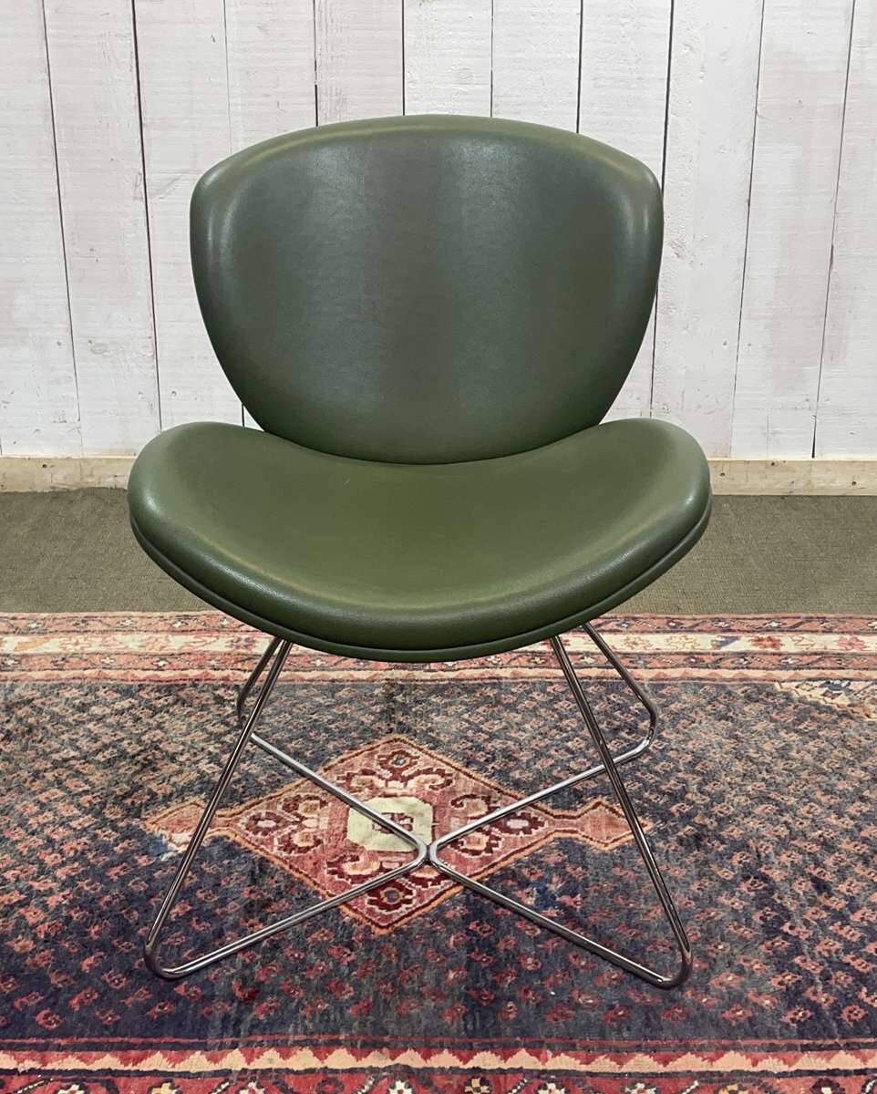 Chaise - chauffeuse moderne en cuir de la marque Pledge