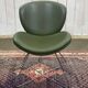 Chaise - chauffeuse moderne en cuir de la marque Pledge