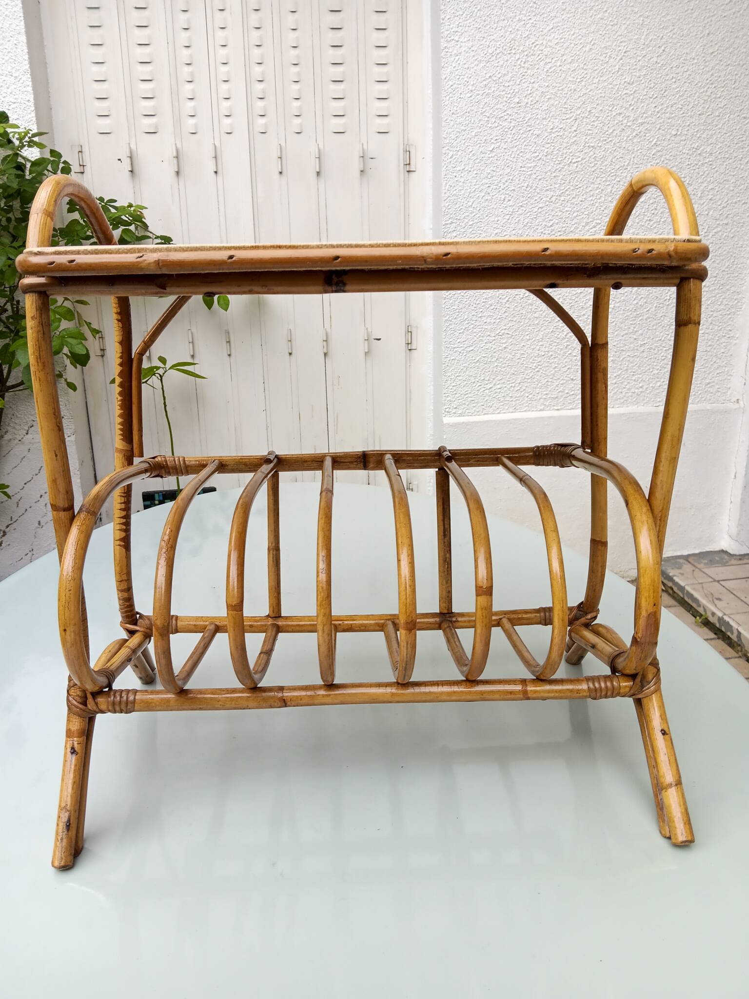 Rattan side table, magazine rack or record rack. Vintage 60s.
