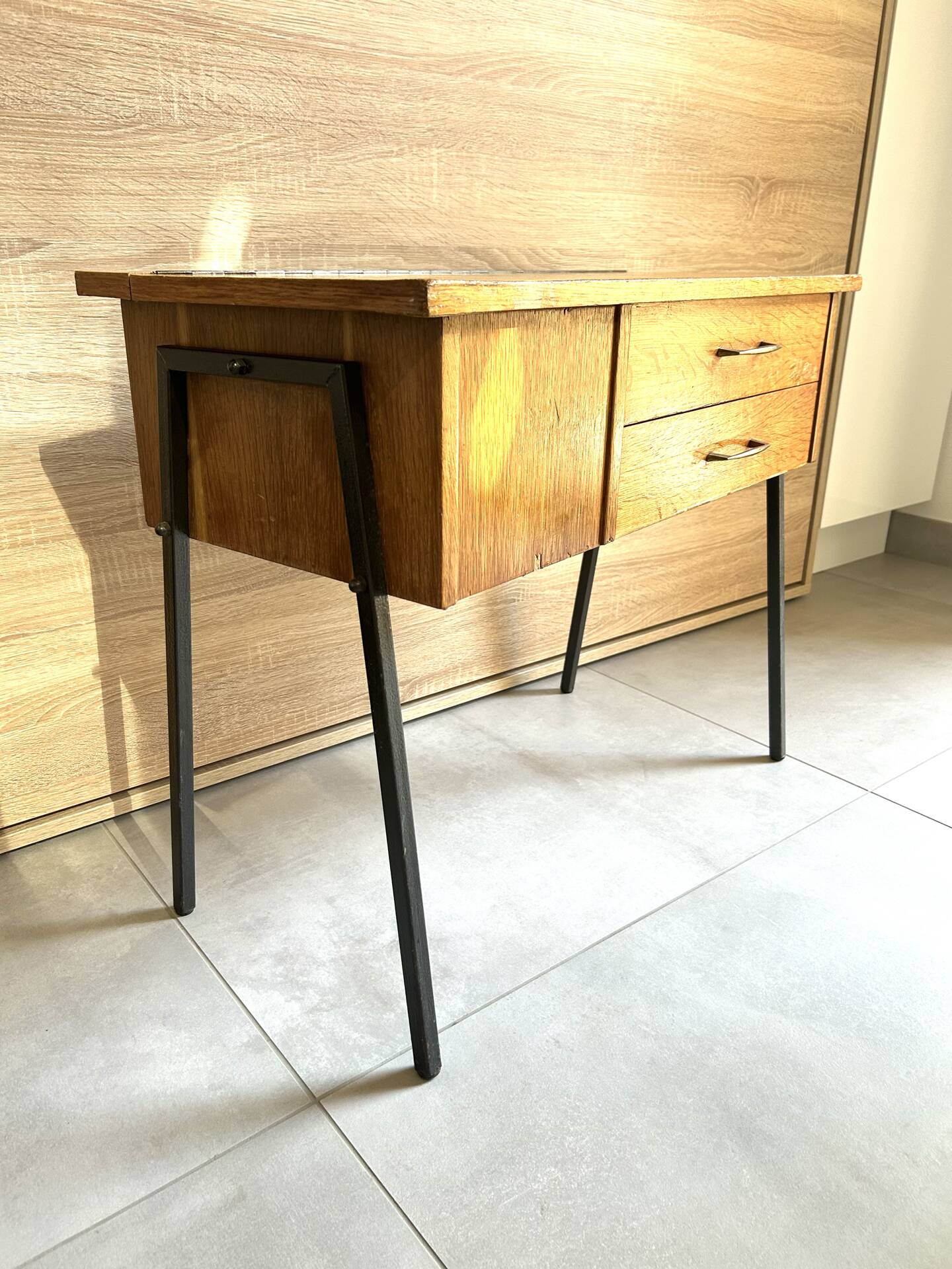 Vintage 1950s sewing machine with blonde oak veneer.