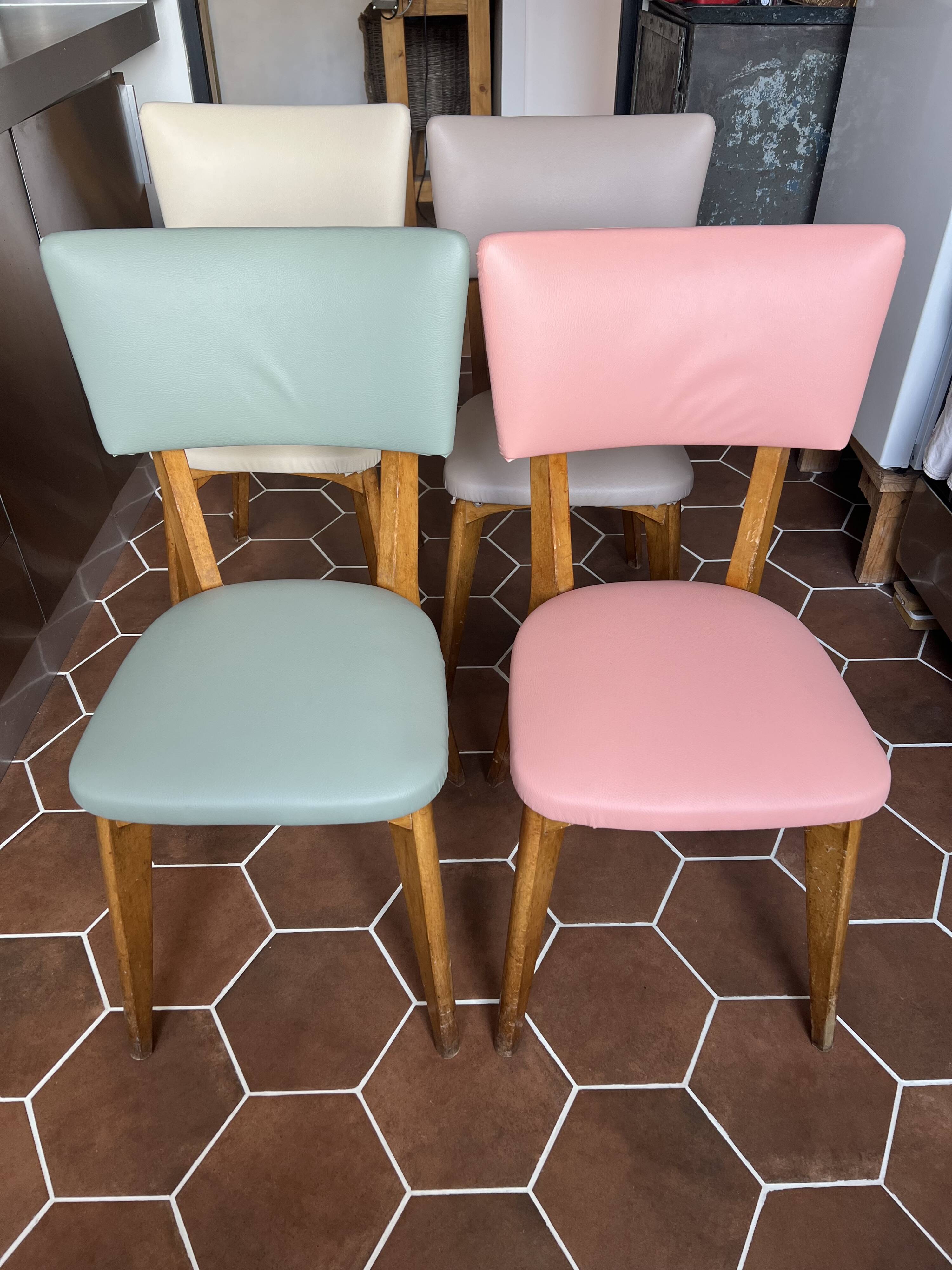 (Lot) 4 pastel multi-colored chairs (Monobloc)