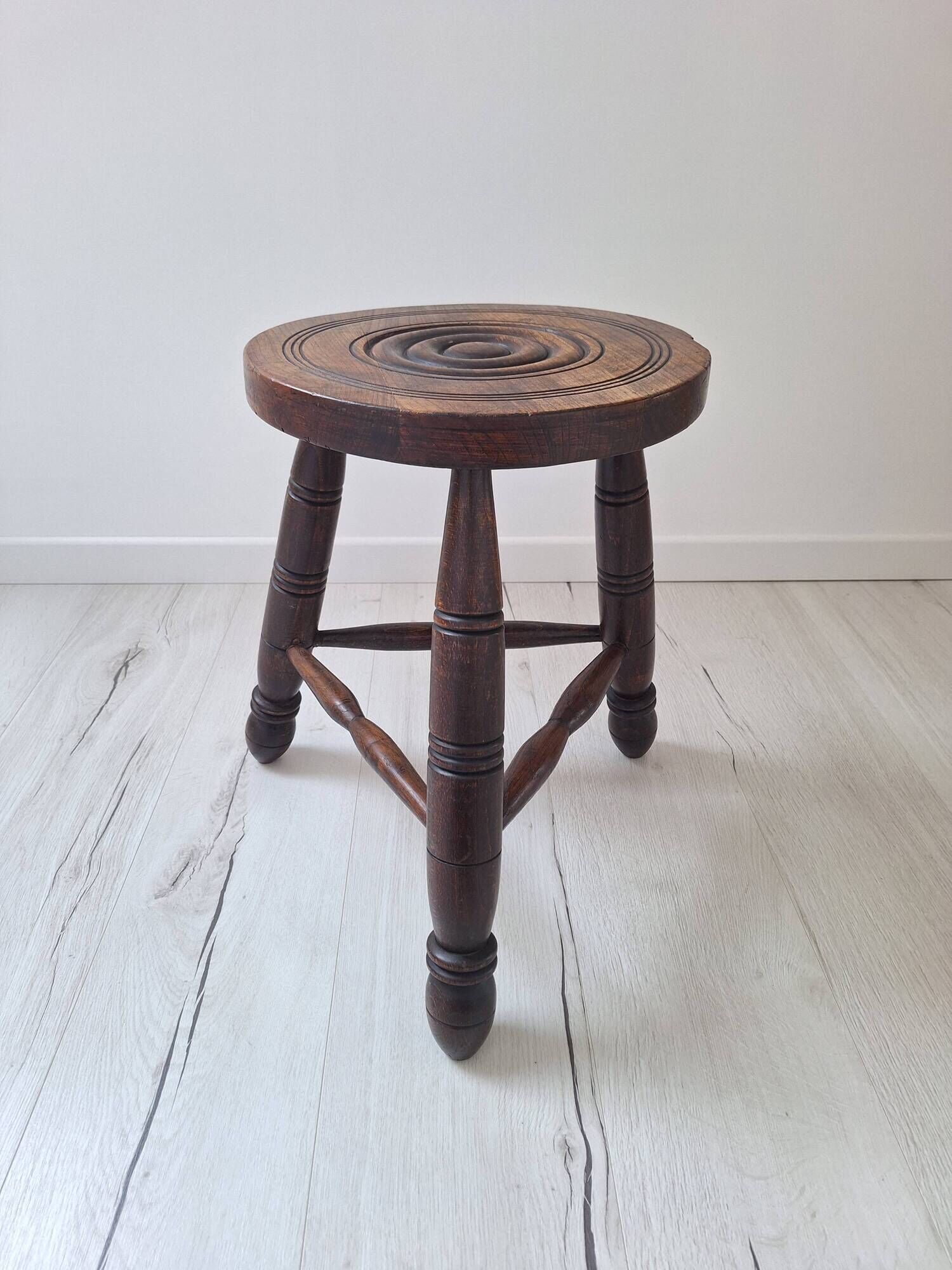 Tabouret tripode en bois massif