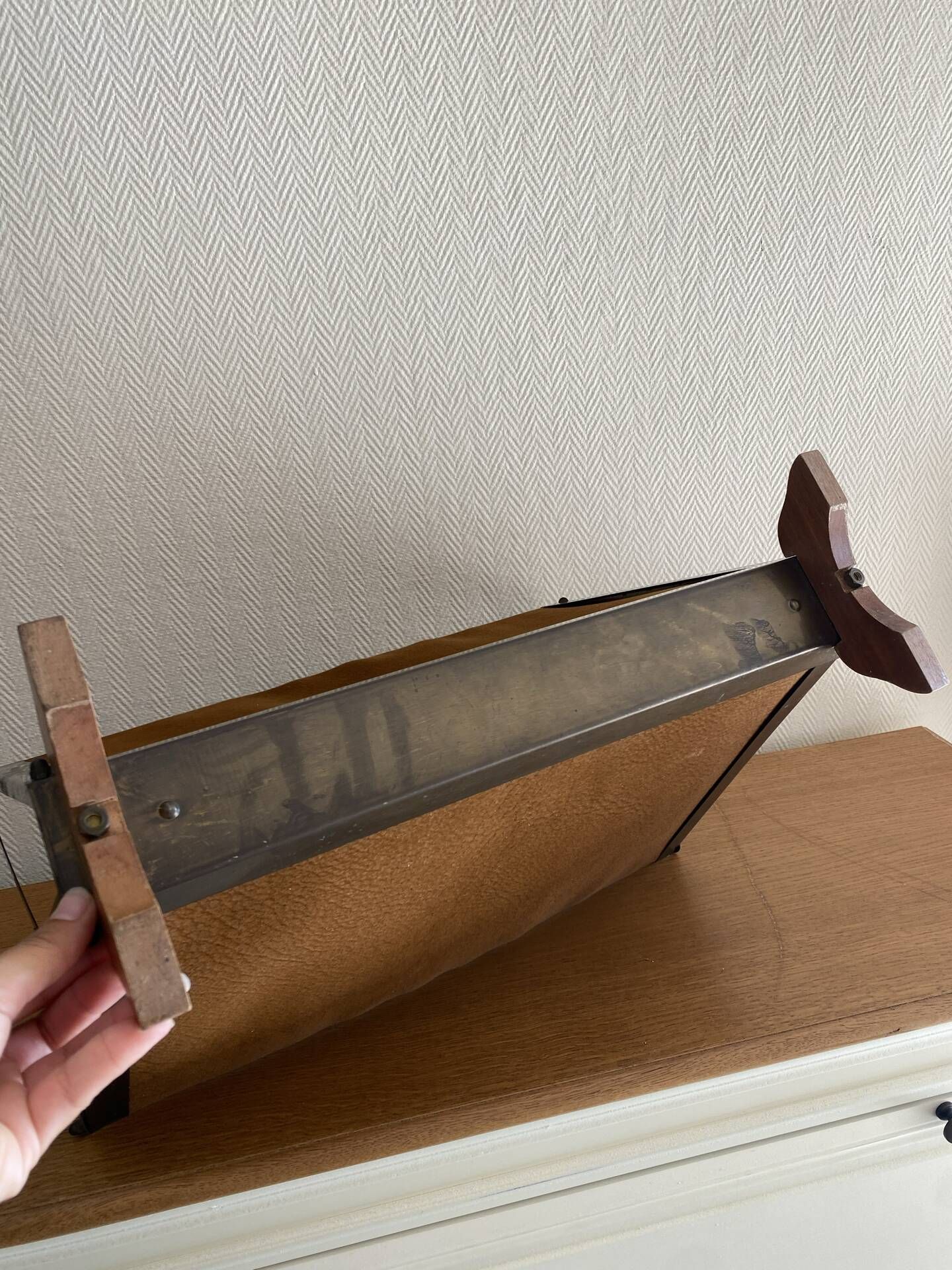 Vintage magazine rack from the 1950s, leather, brass, wood.
