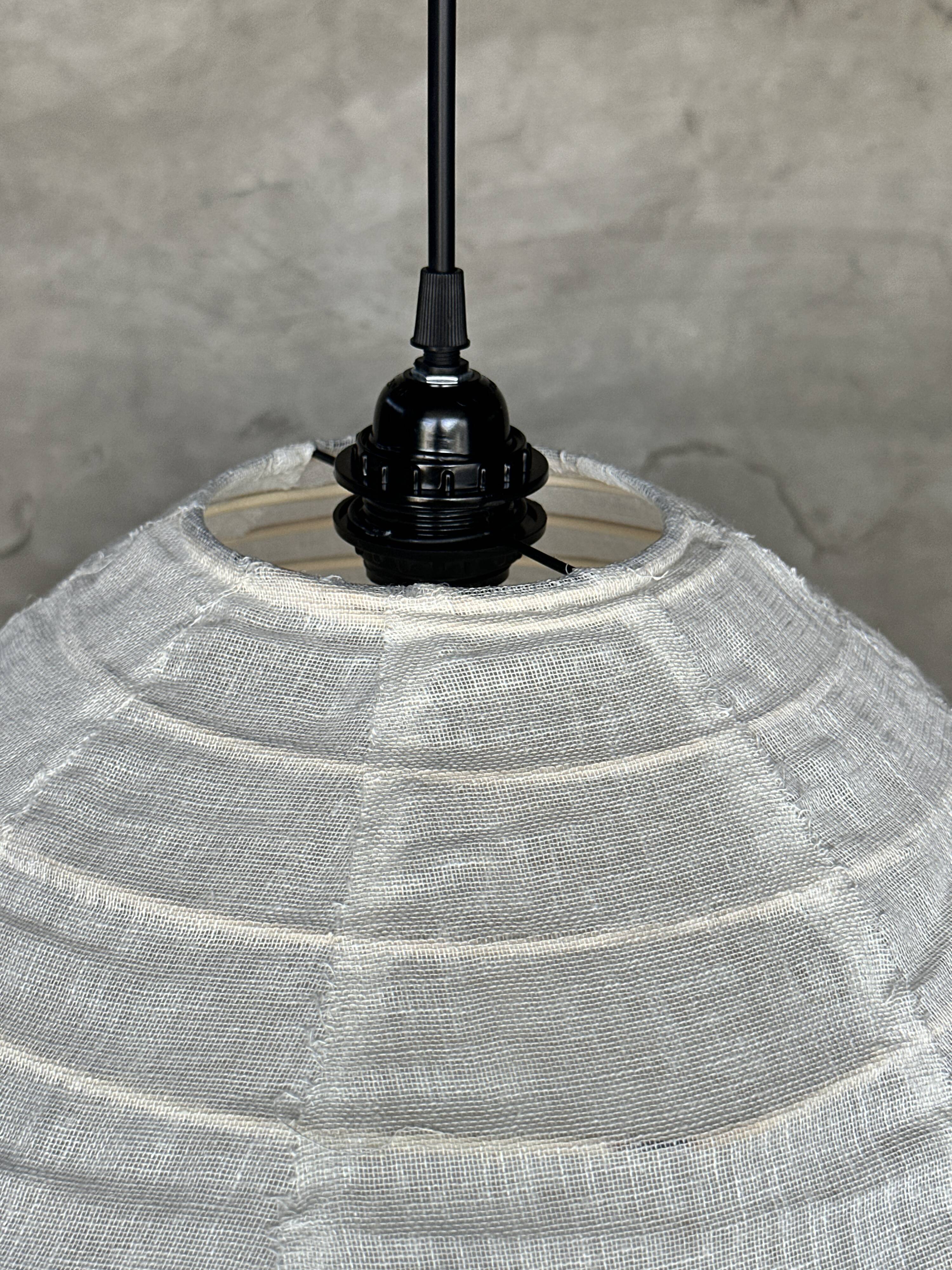 Average suspension in rattan and natural linen with a Japanese droplet shape H