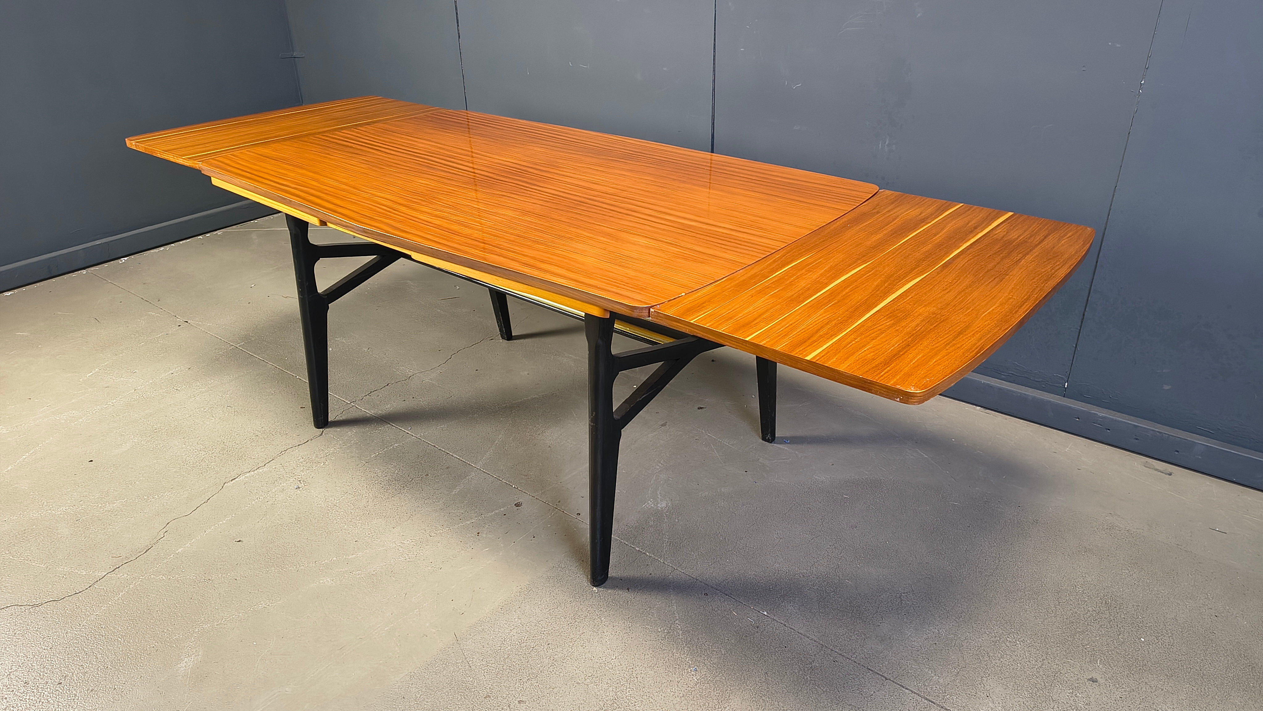 Table à manger extensible italienne des années 1950.