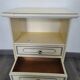 Table de chevet en bois beige, 2 tiroirs