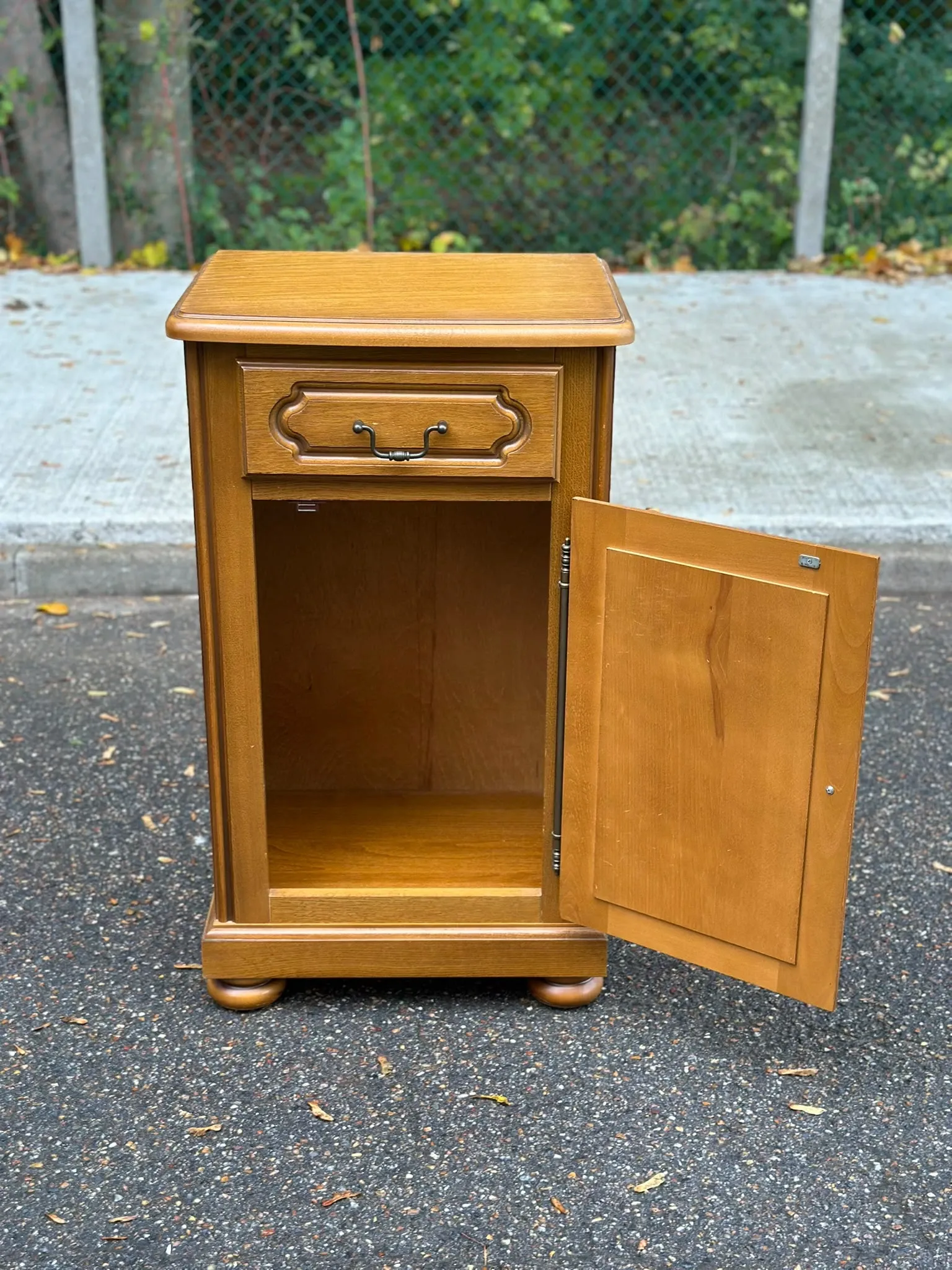 Table de chevet haute meuble d'appoint en chêne teinté miel 1980