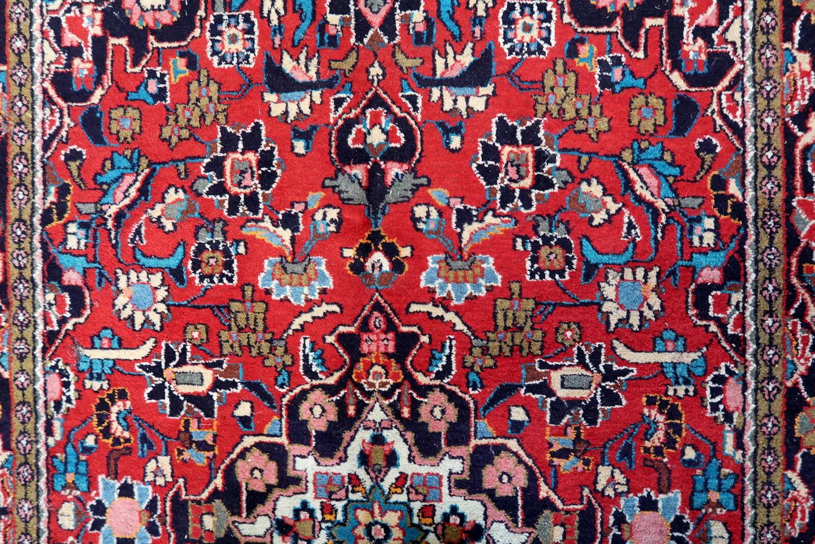 Ancient Persian Kashan carpet, handmade, 131 cm x 205 cm, 1920s.
