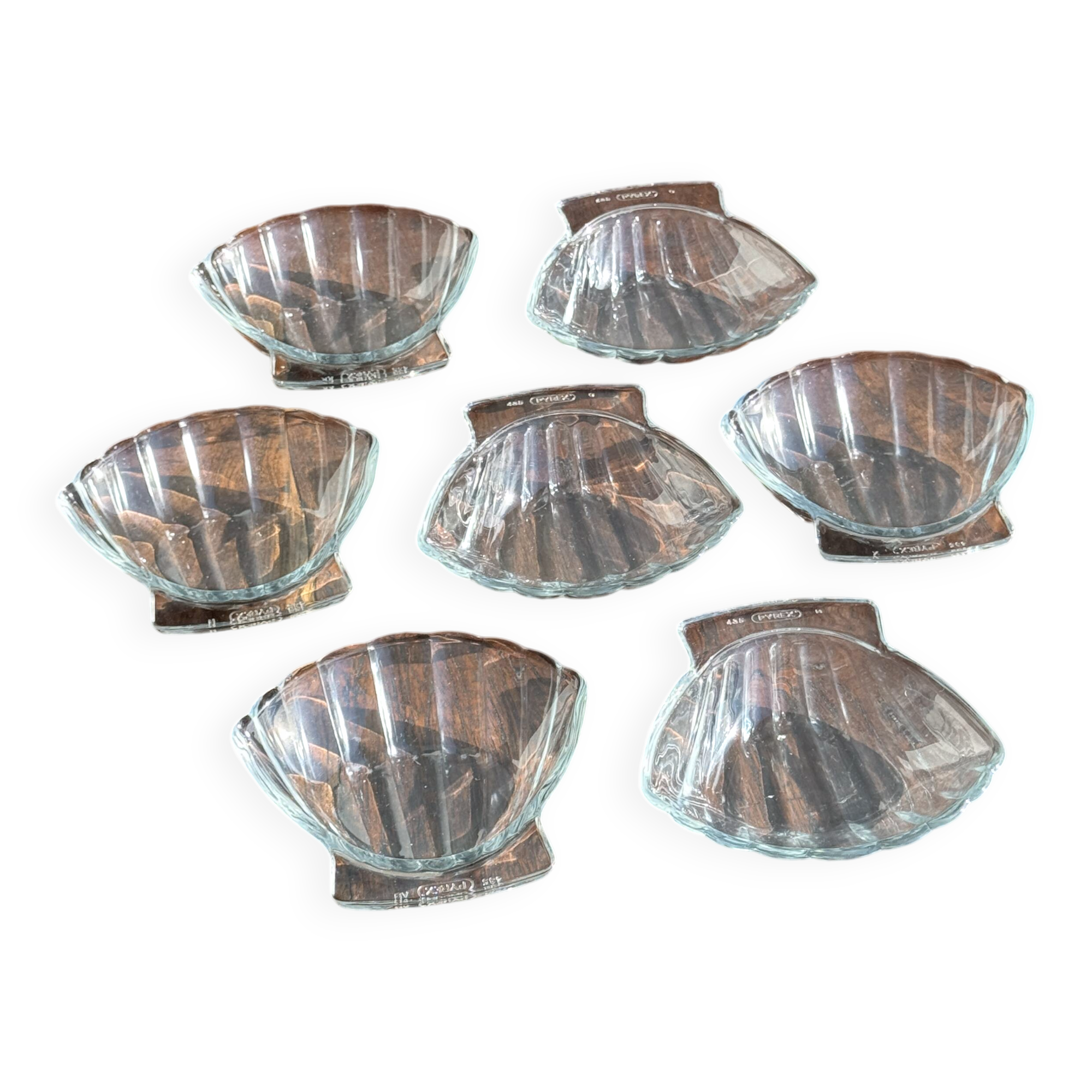 7 vintage shell-shaped bowls in Pyrex glass from France