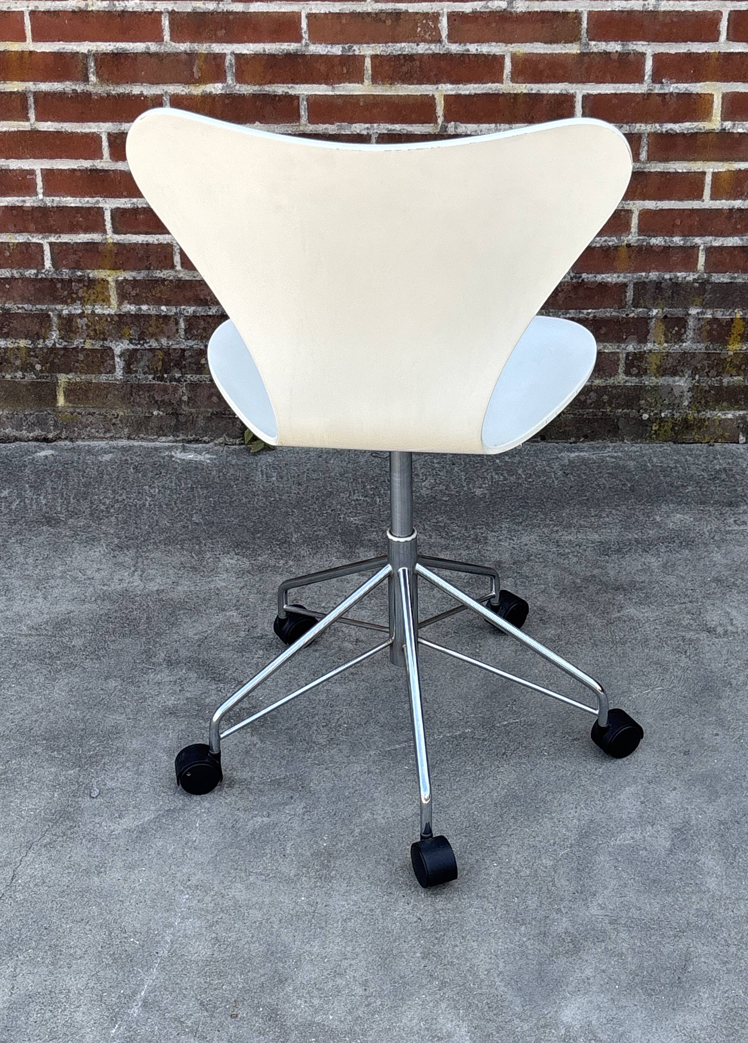 Vintage Desk Chair 3117 by Arne Jacobsen for Fritz Hansen in White