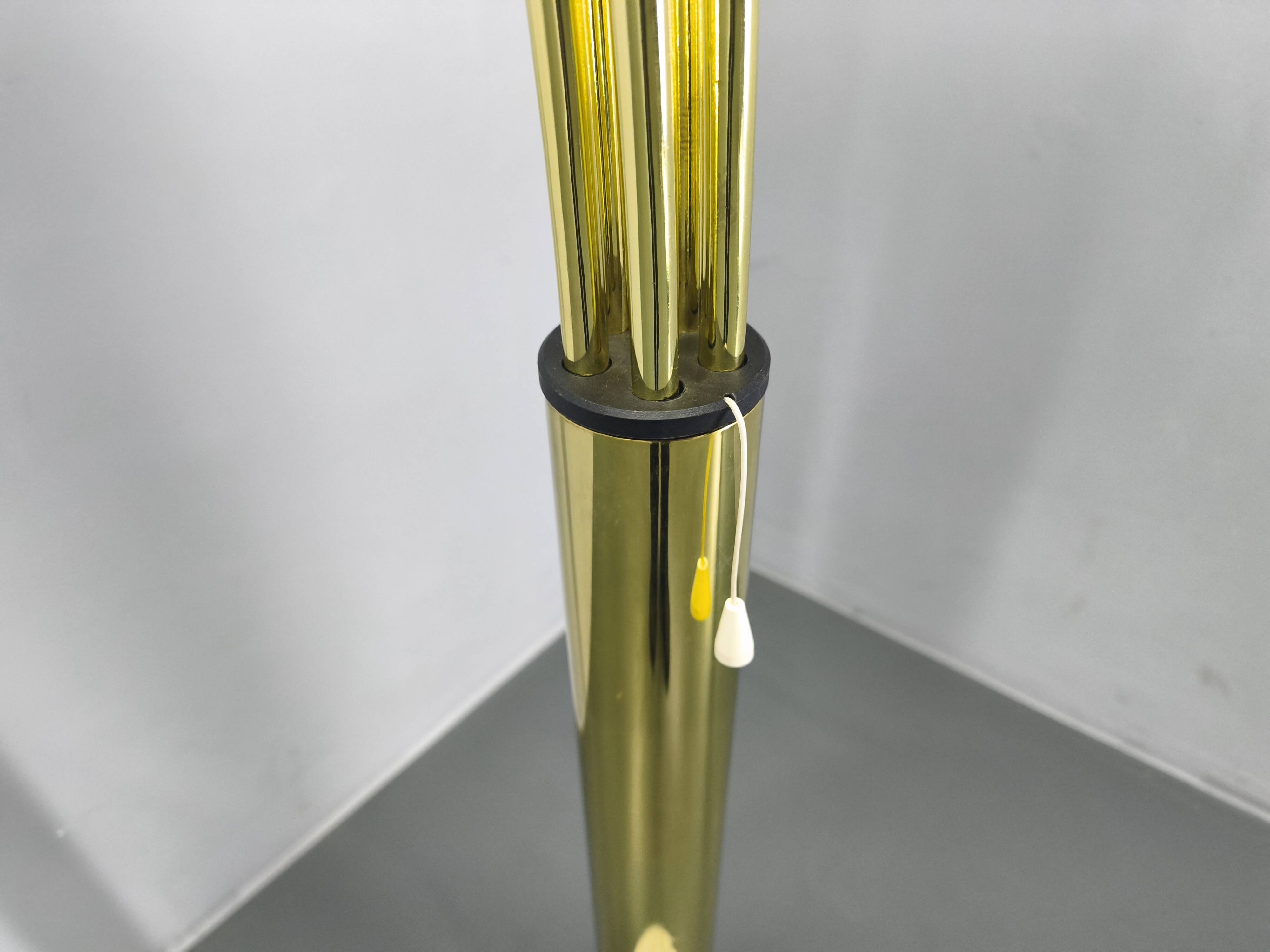 Lampe de sol Arc Danoise par Bilka en laiton et marbre, années 1970