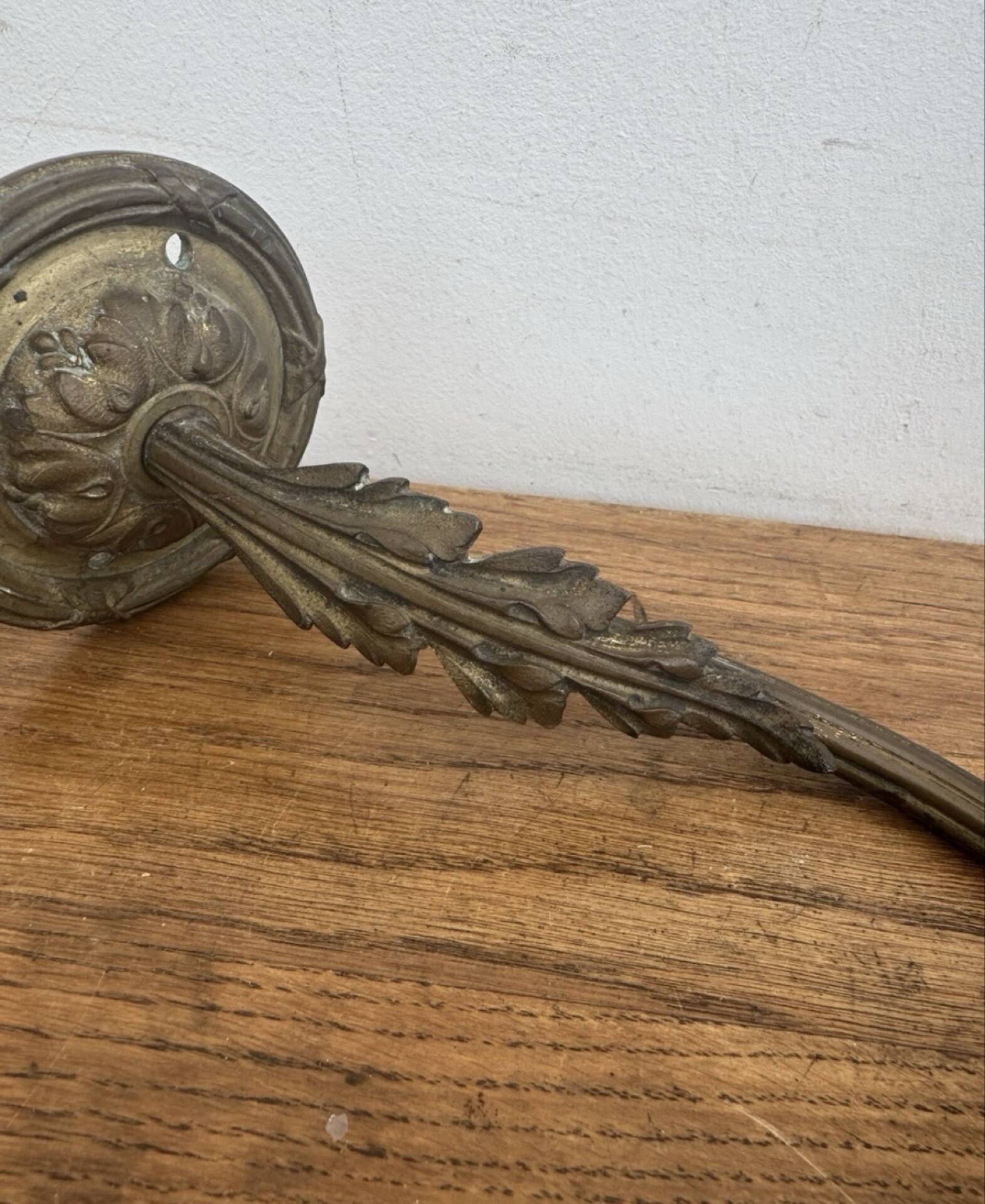 Antique bronze wall light in Louis XVI style - tulip-shaped glass paste flower.