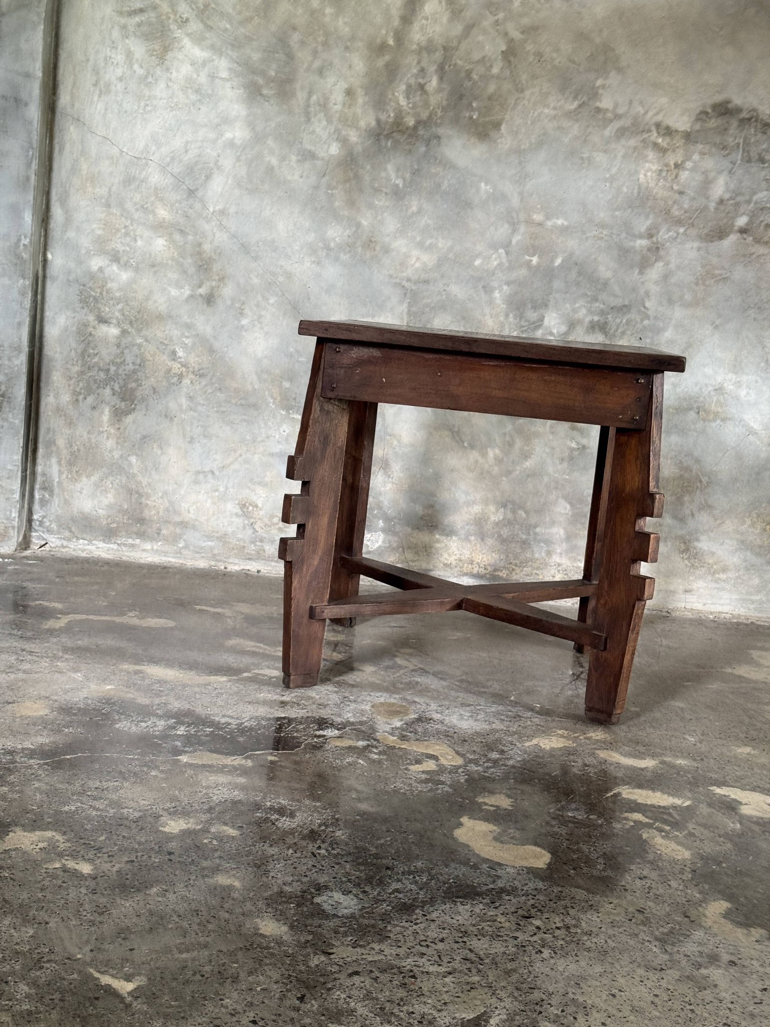 Coffee table, petite table basse indonésienne ancienne moderniste en teck