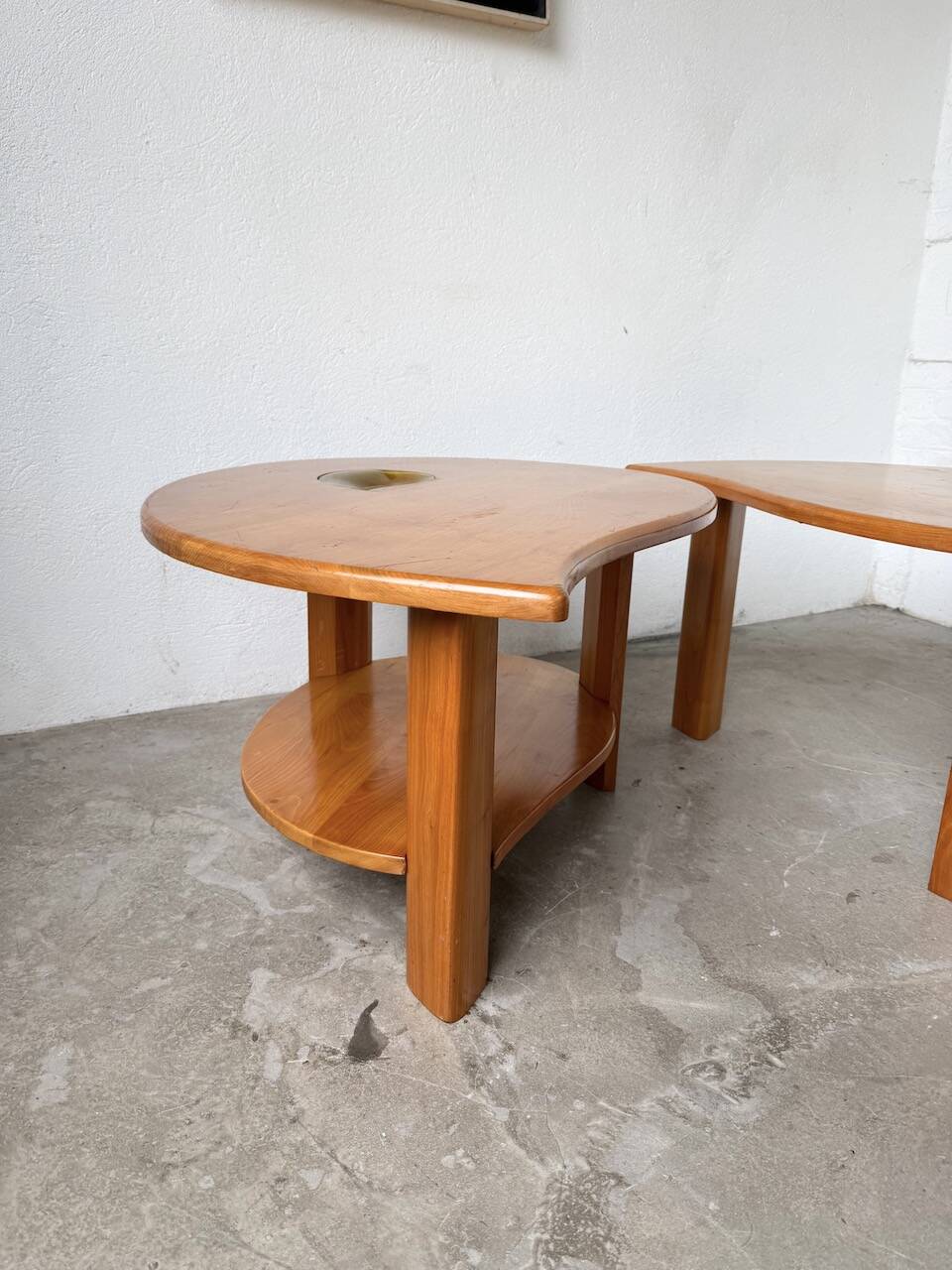 Tables basses en orme formant une goutte