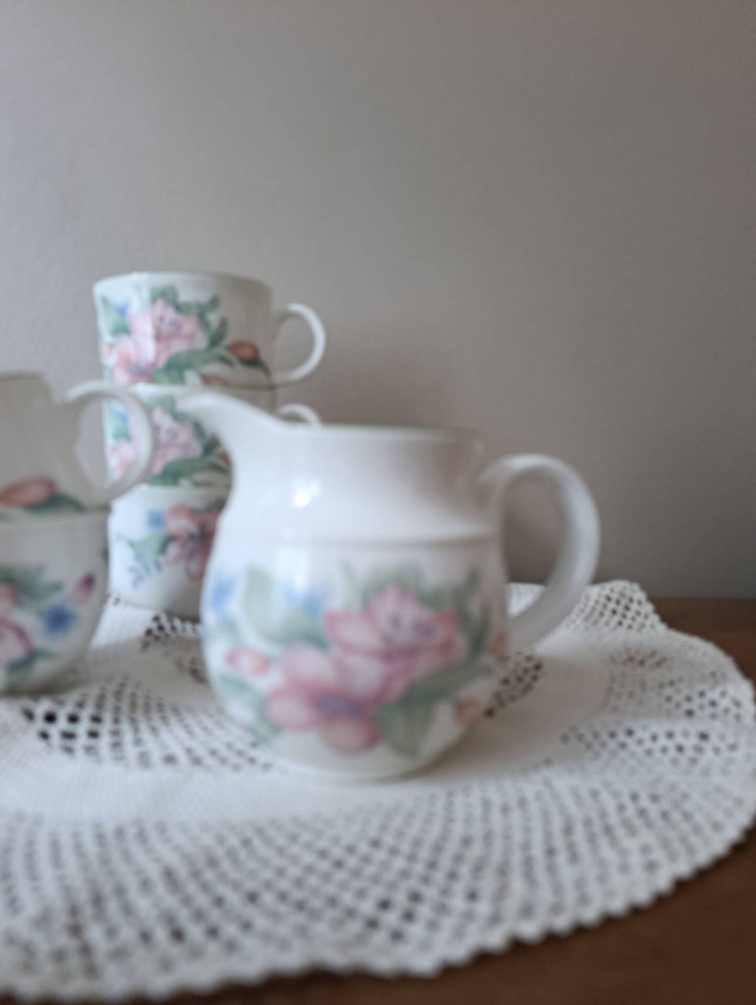 Royal Doulton "Carmel" 4 cups & milk jug floral decoration