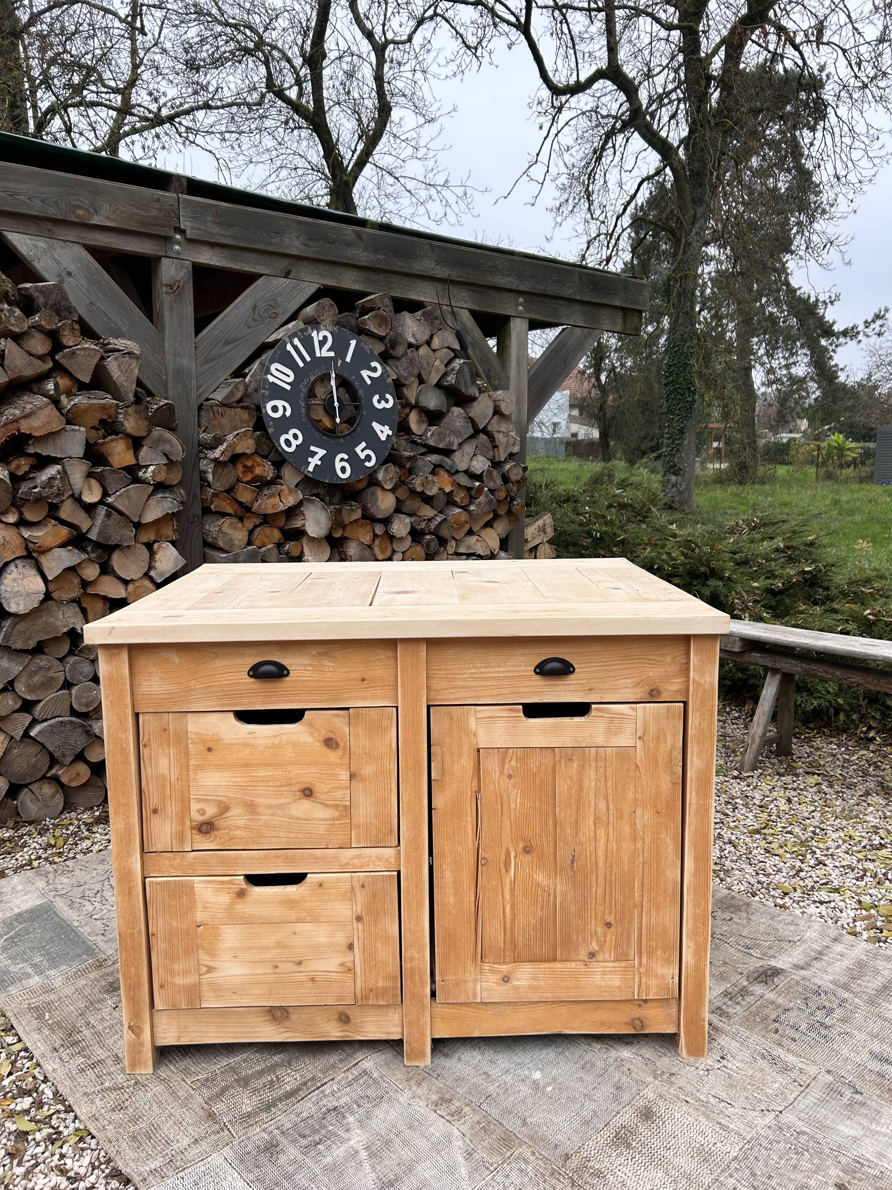 Central island / Saucepan storage unit