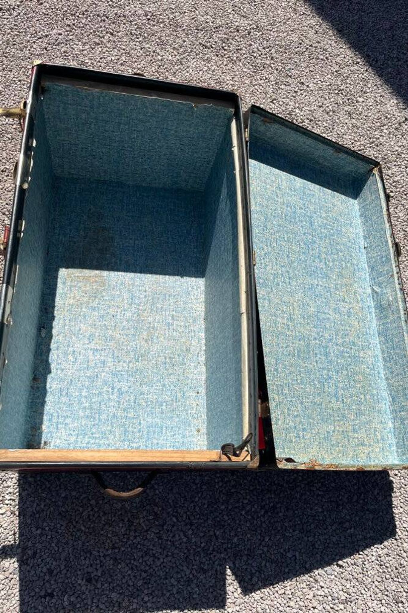 Large vintage trunk from the 1930s/40s.