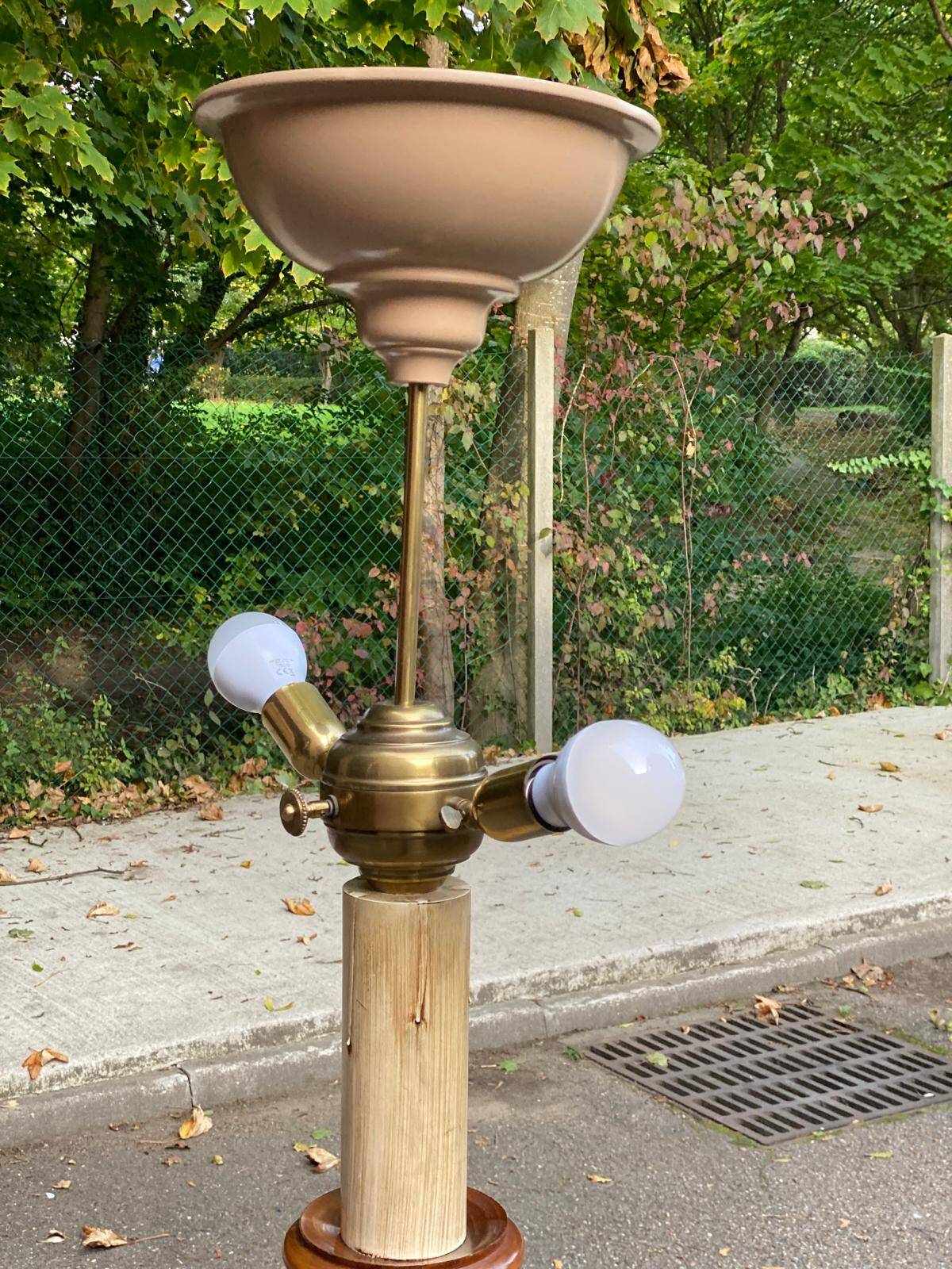 Art Deco floor lamp in solid wood and gilded brass