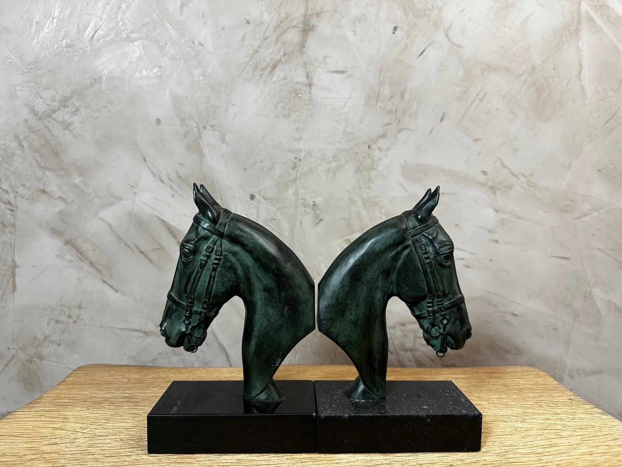 Serres livres chevaux en régule