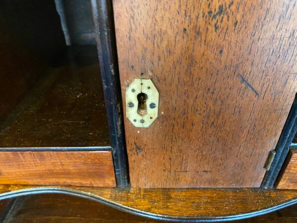 Bureau scriban anglais xixeme acajou avec tiroirs ferrures bronze boutons en os