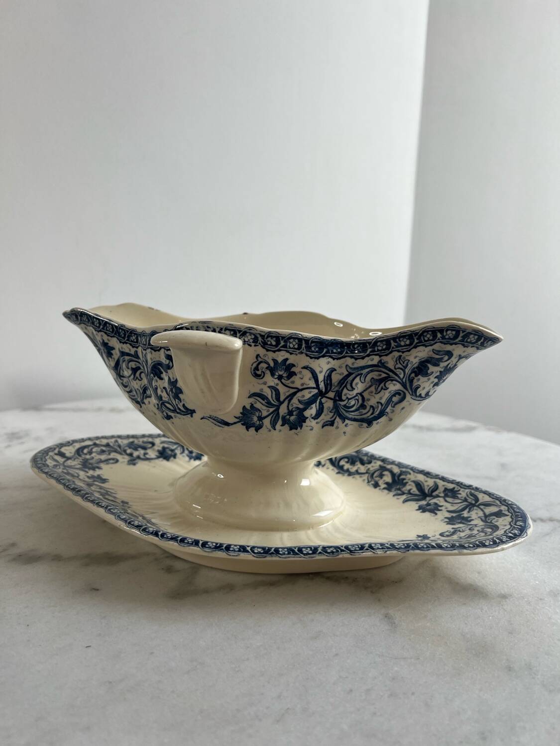 Gien sauce boat, garlands 1937, ironstone