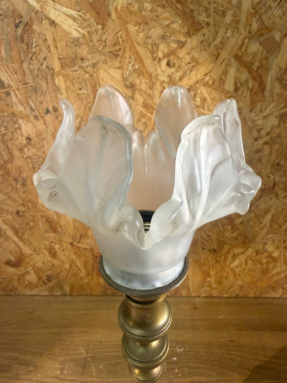 Lampe flambeau ancienne en laiton et tulipe en verre givré style Art Nouveau