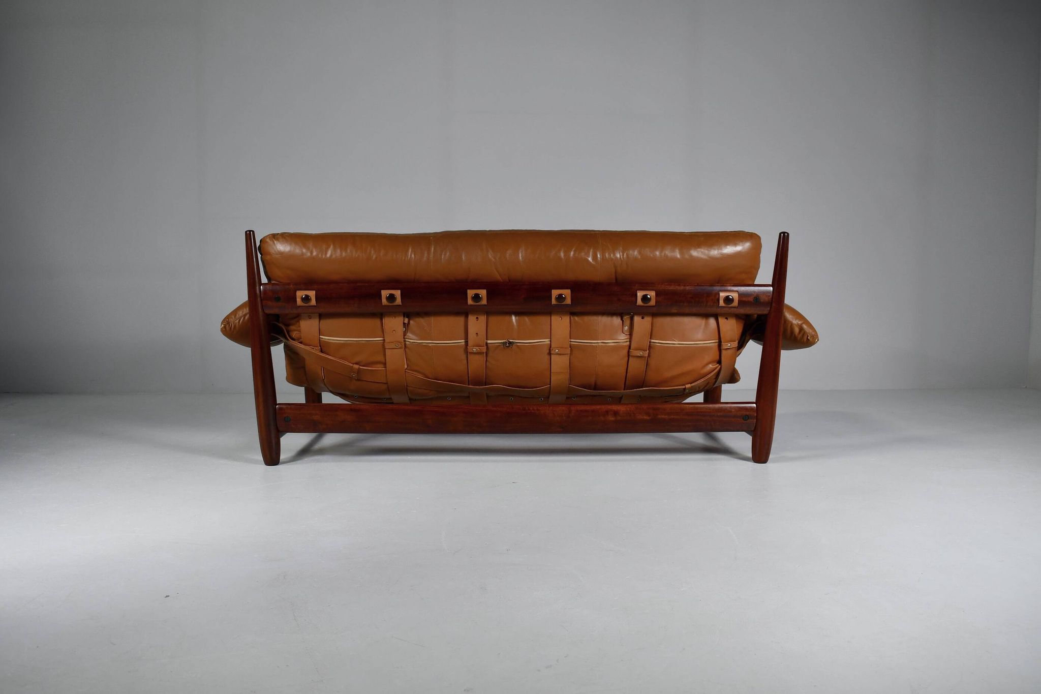 Mole sofa in leather by Sergio Rodrigues. 1960s Made in Brazil