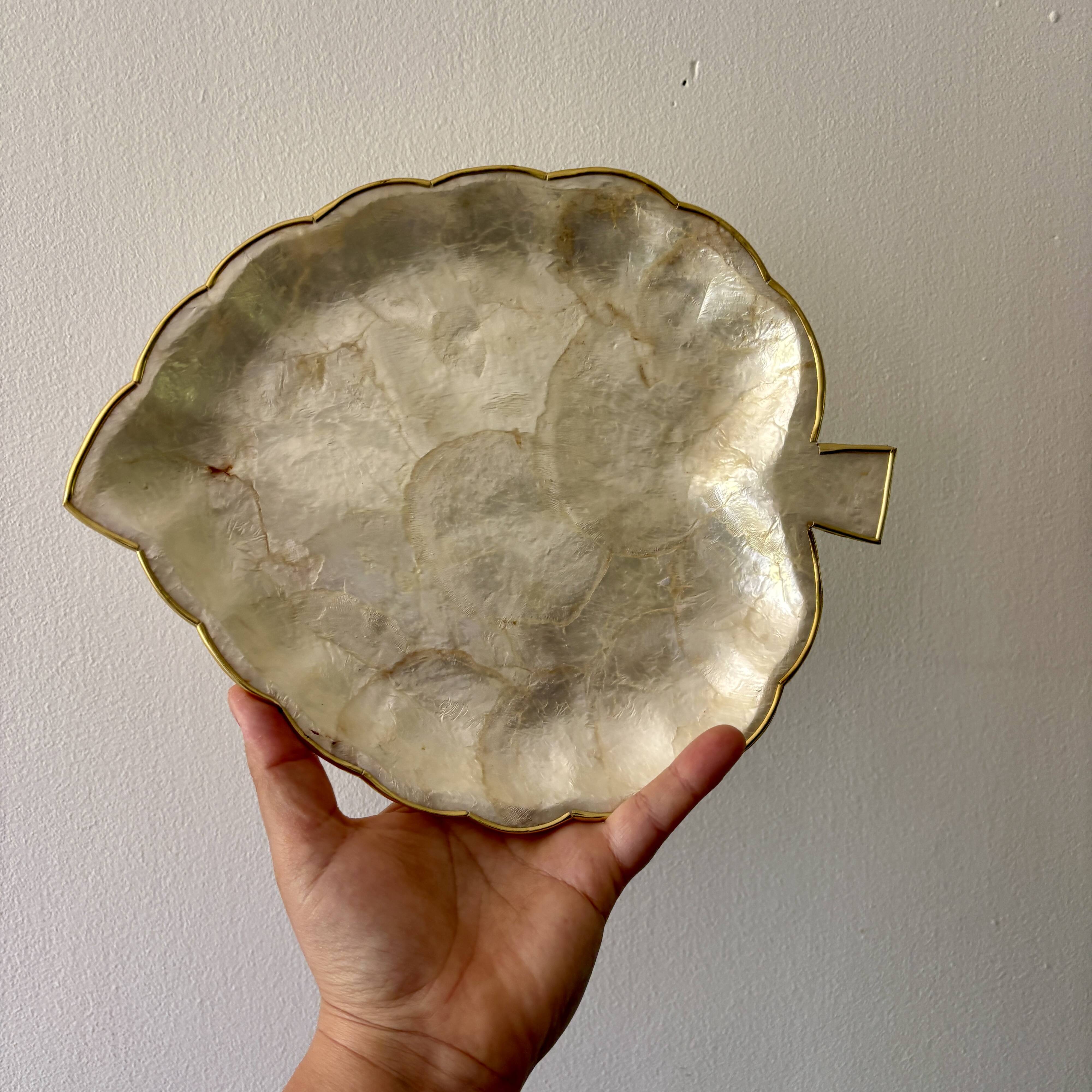 Lot de plats vintage en nacre et laiton