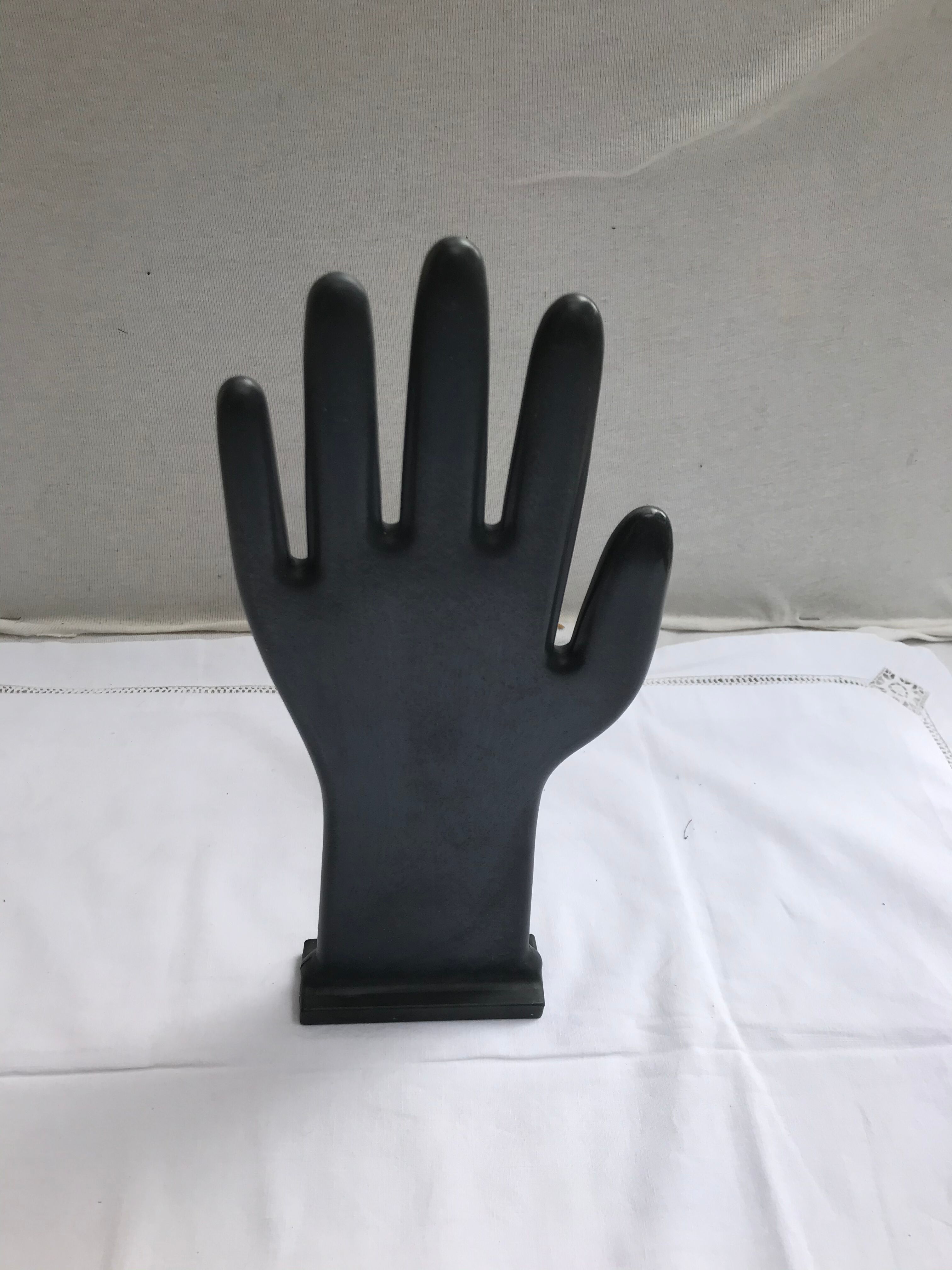 Former main gloves holders