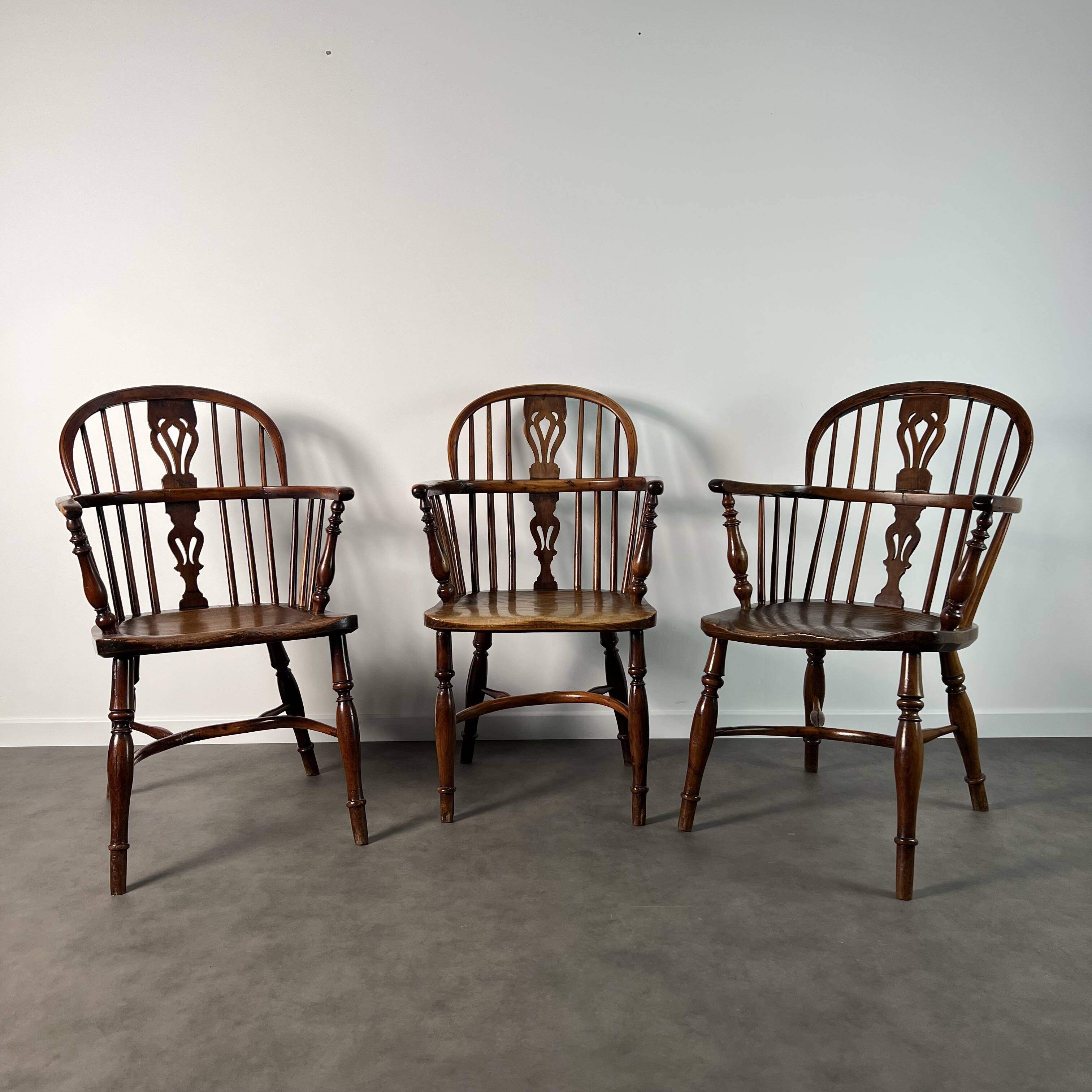 Ensemble de 3 chaises, fauteuils Windsor Low Back en orme, Angleterre, XIXe