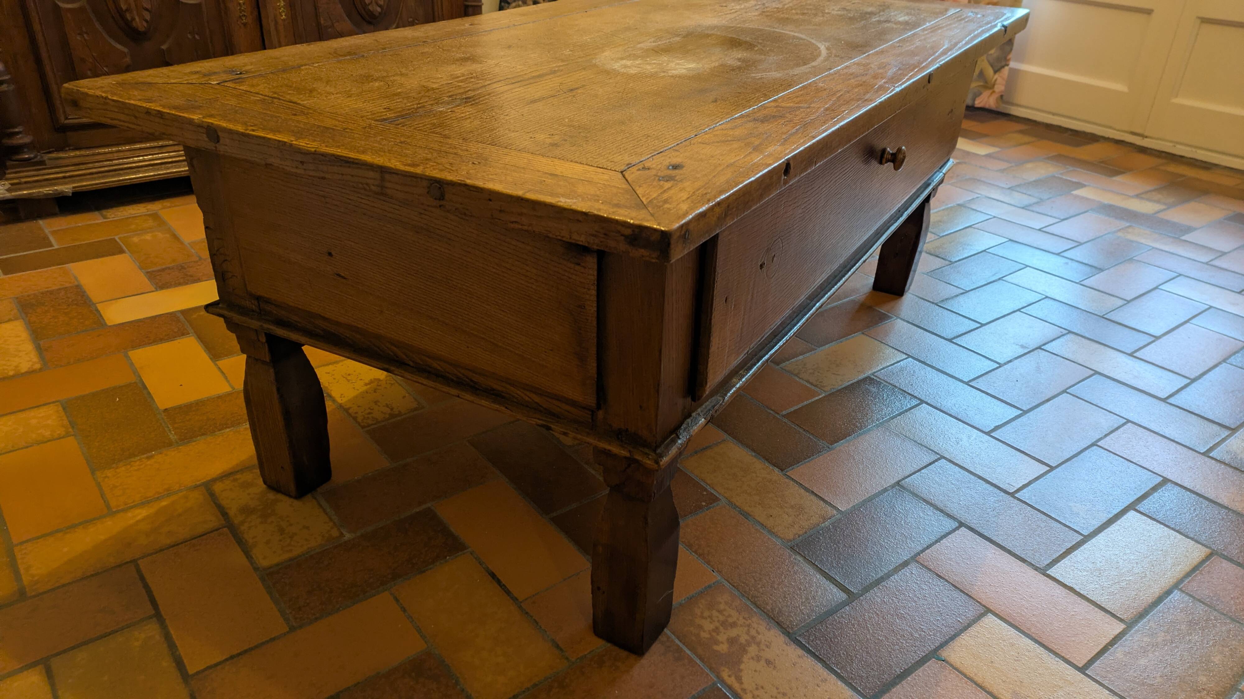 Solid oak coffee table in the style of a maie.