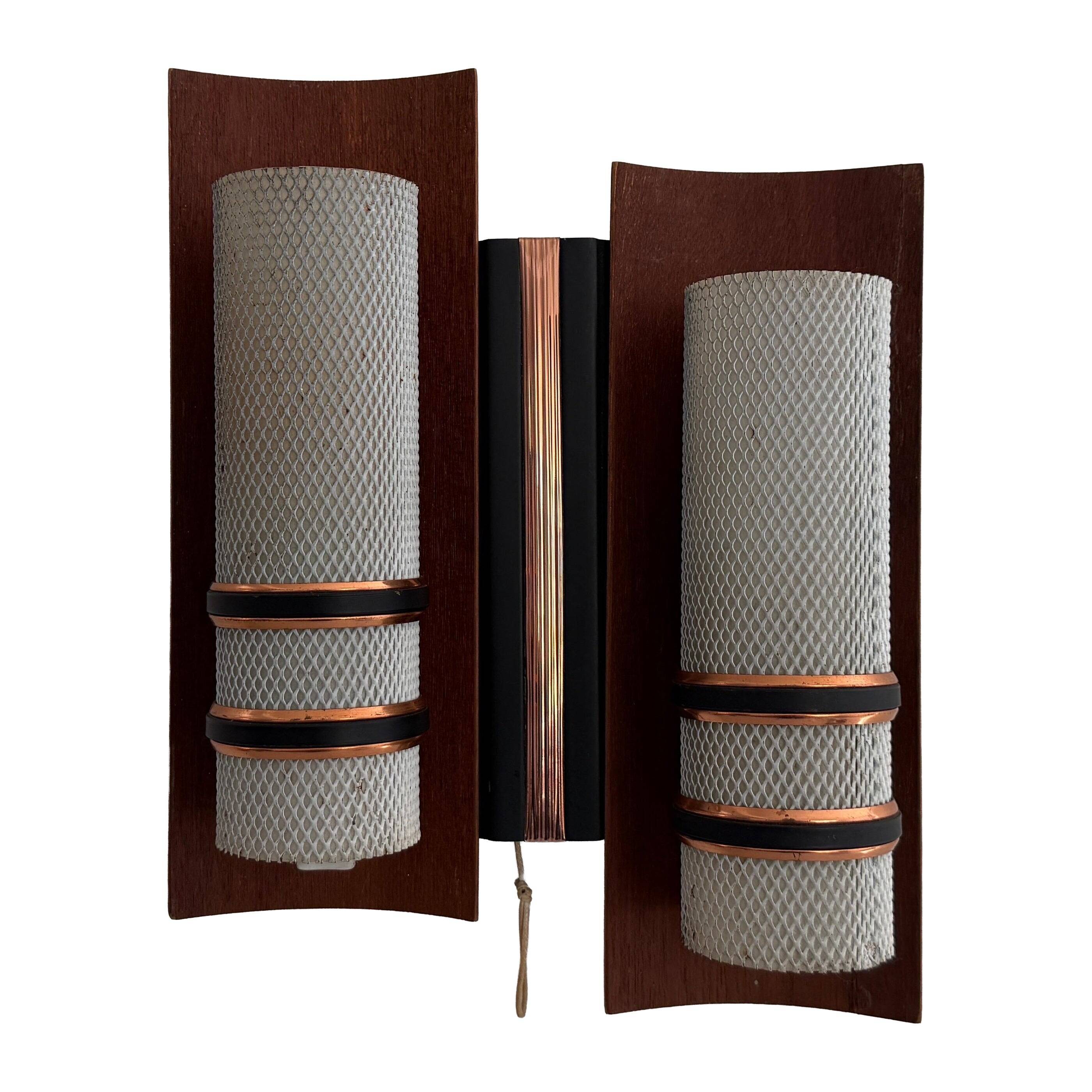 Simple mid-century wall light in metal, wooden and copper base, 1960s, Germany.