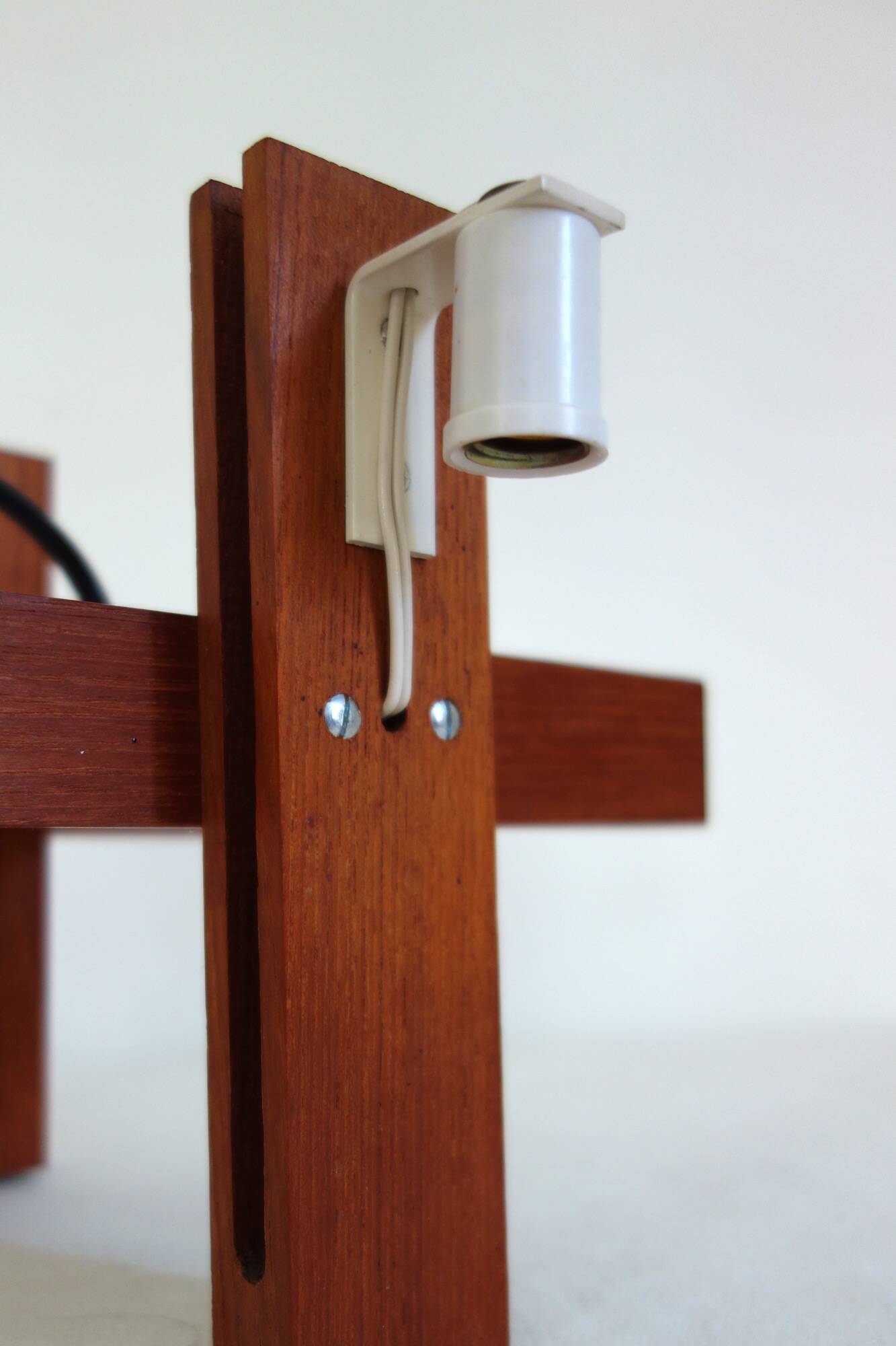Scandinavian chandelier in perspex and teak from the 60s/70s.