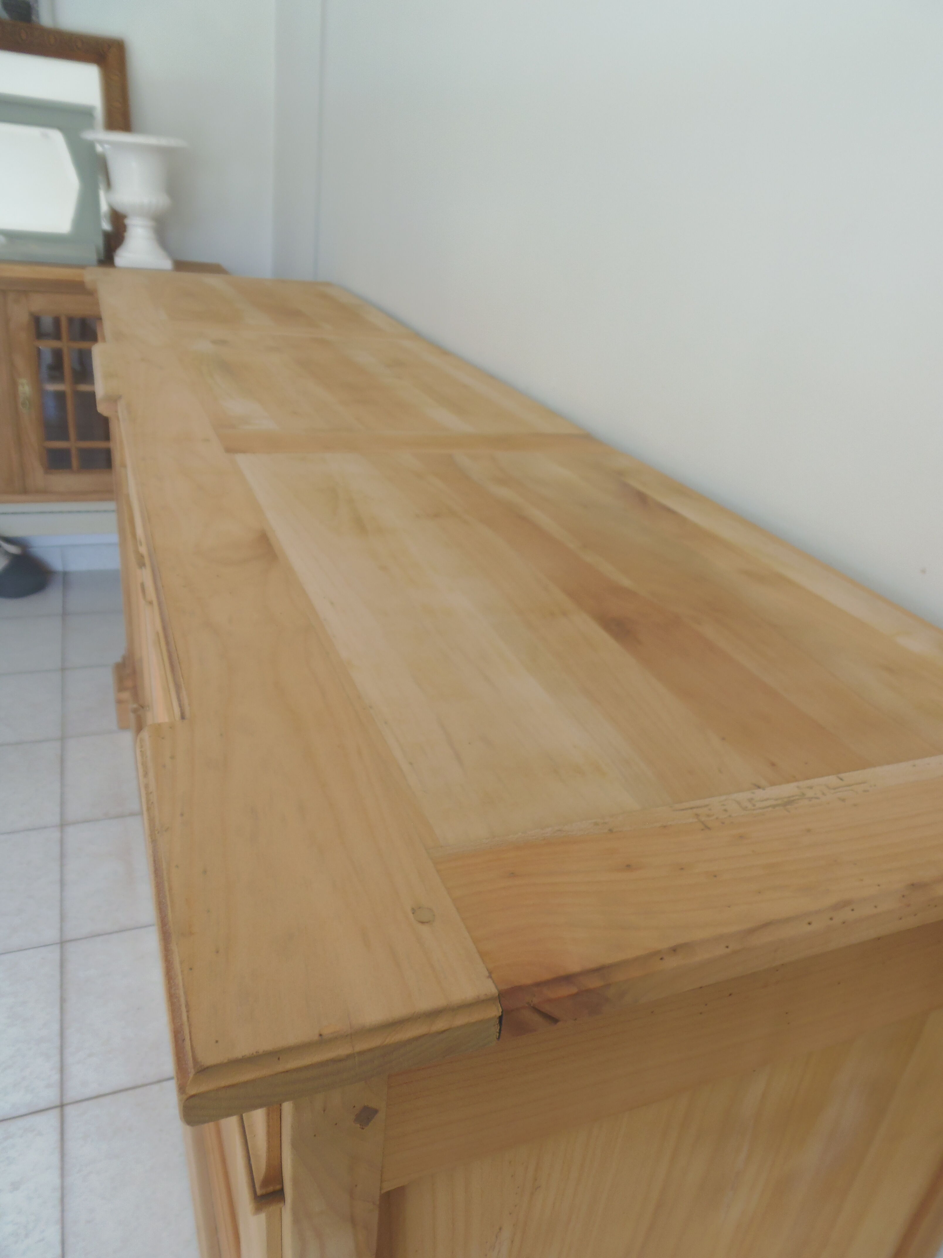 Buffet de belle facture en bois brut, 2 portes , 3 tiroirs .