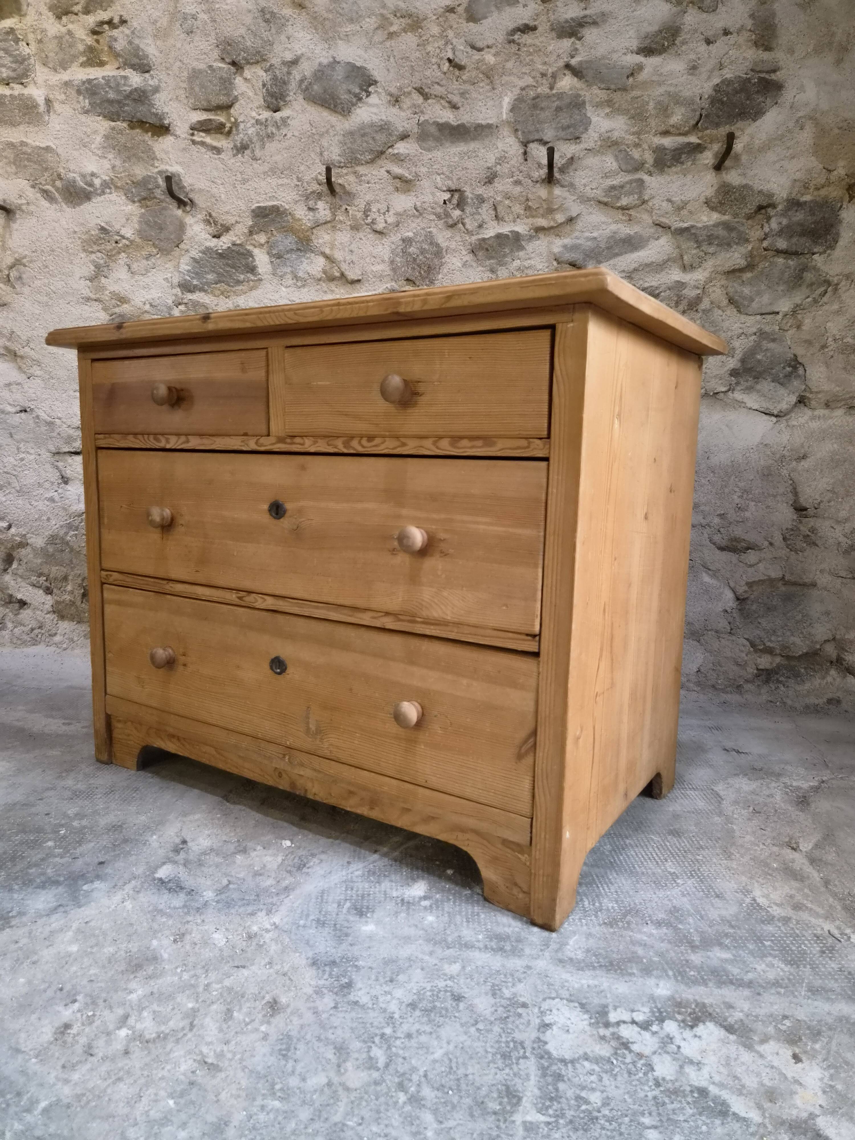 Commode ancienne rustique en pin, 4 tiroirs, vers 1880–1920