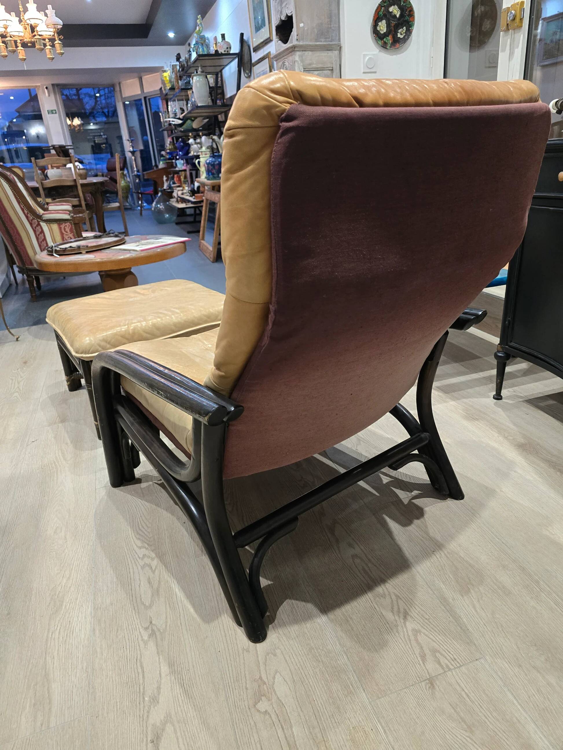Vintage camel leather lounge chair with ottoman – wooden frame – 1970s