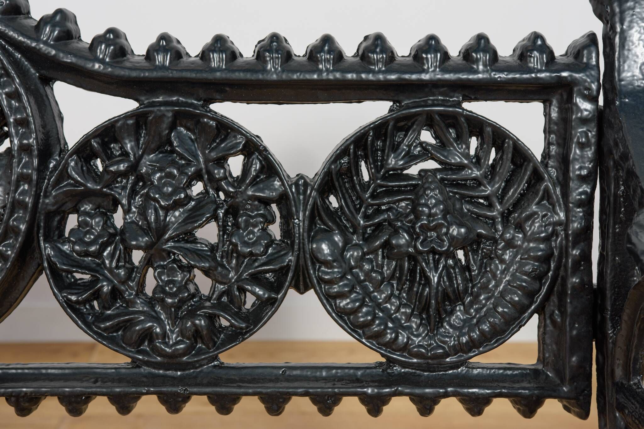 Victorian Cast Iron Garden Set – Bench and Two Armchairs, United Kingdom, Late 19th / Early 20th Century