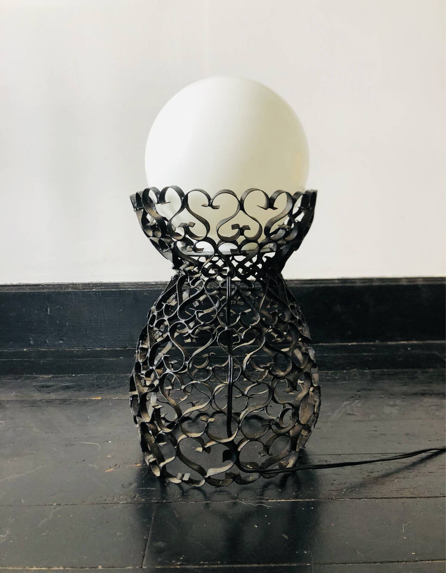 Lame en fer forgé artisanale et globe en opaline blanche