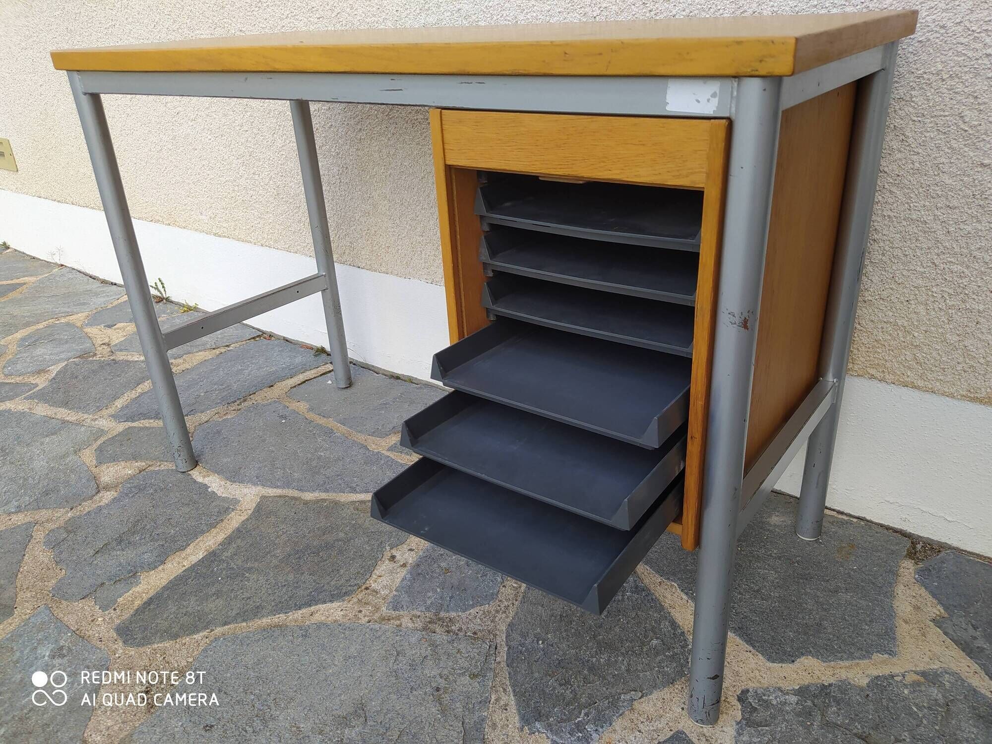 Bureau enfant vintage en bois et pied métal