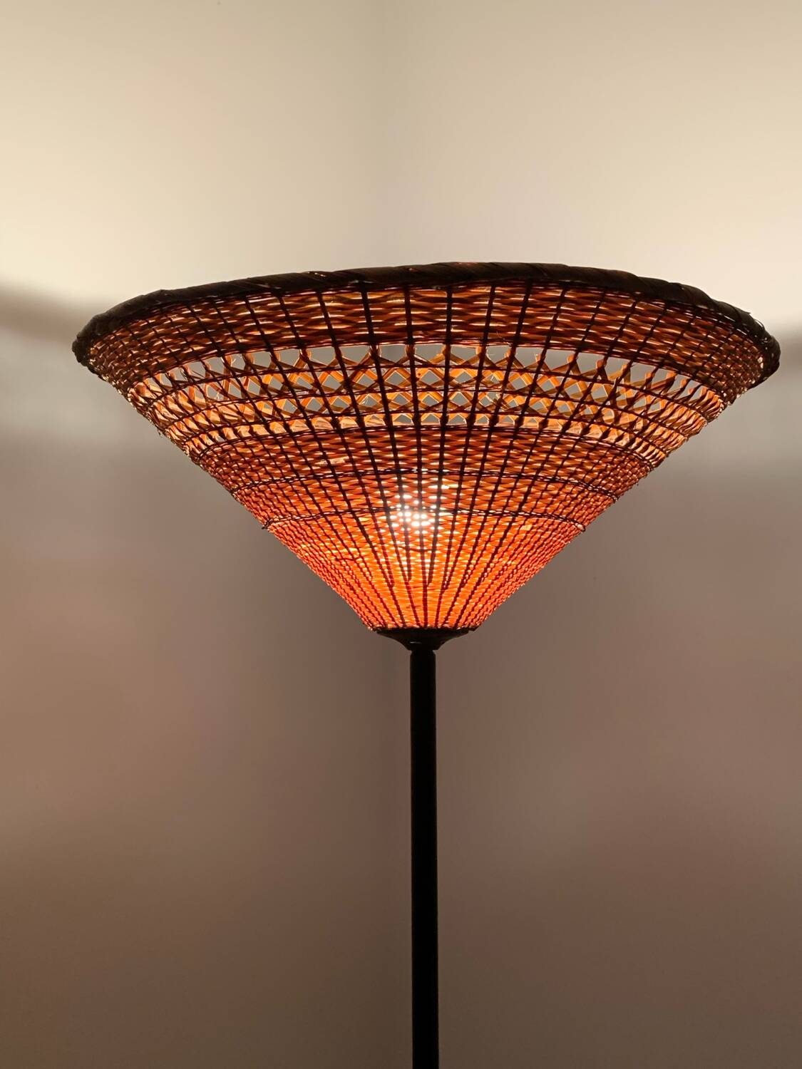 Lampadaire vintage en rotin et métal