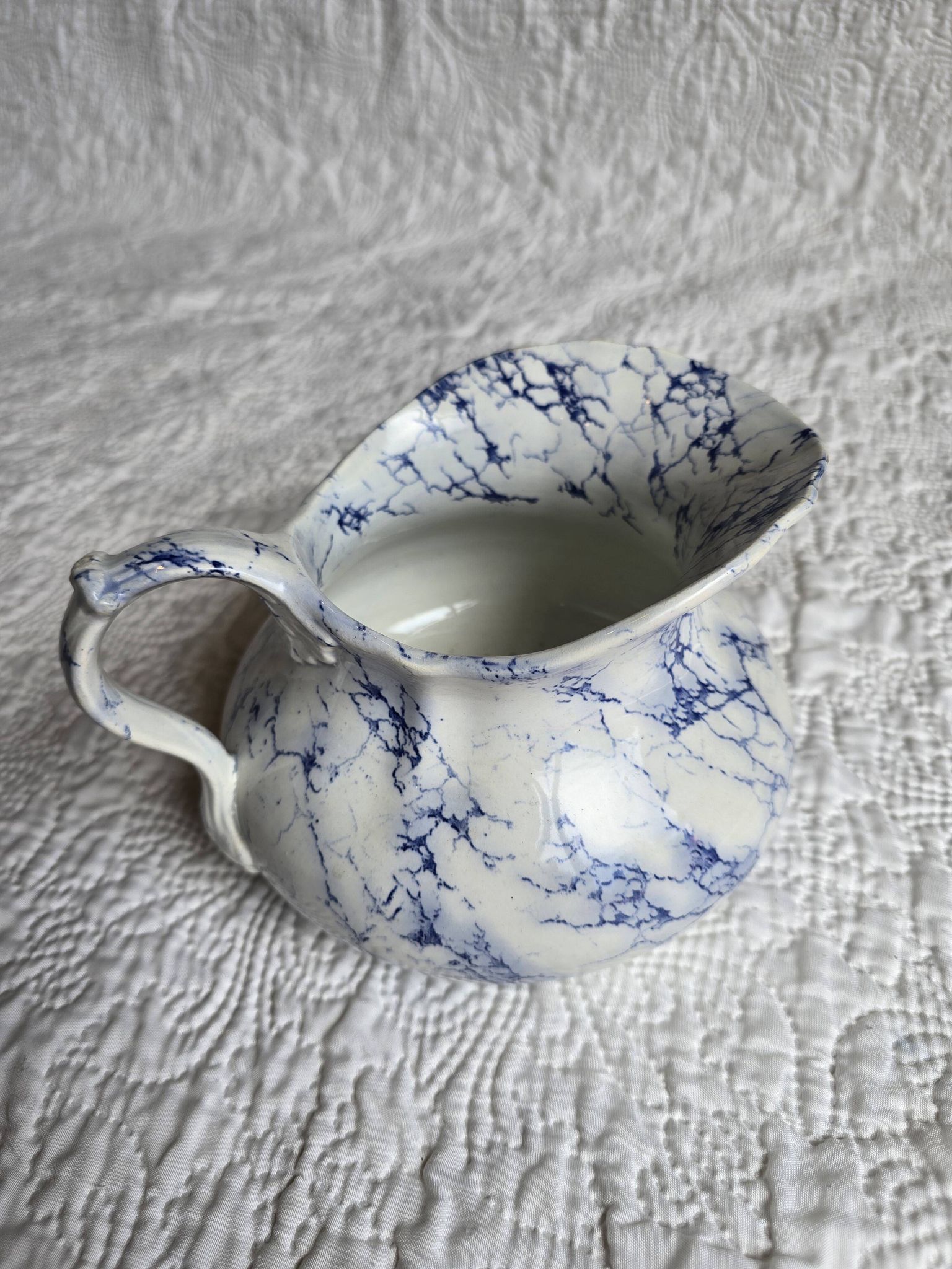 Pot à lait en porcelaine de Limoges décor bleu marbré