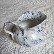 Pot à lait en porcelaine de Limoges décor bleu marbré