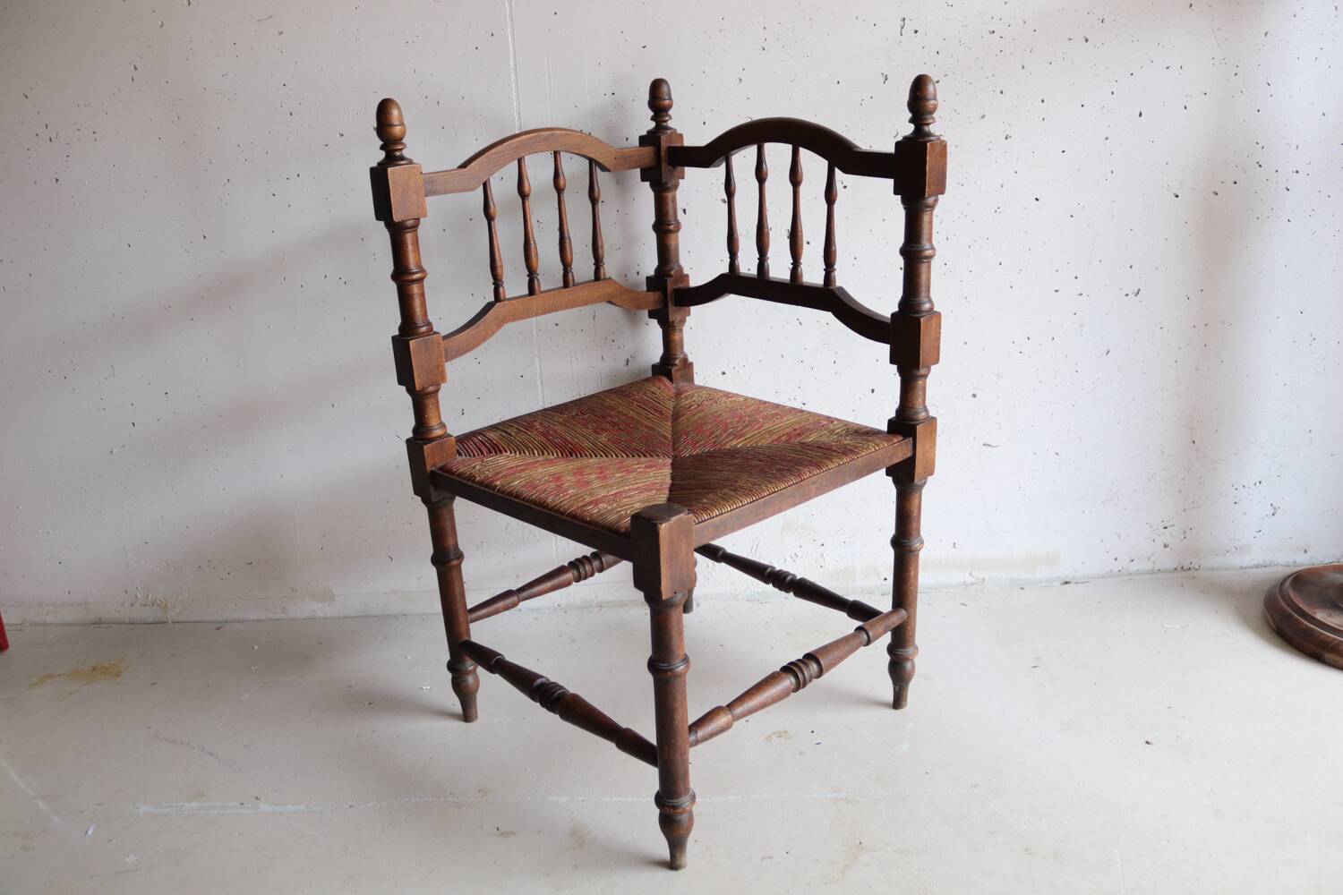 Antique corner chair "fireplace corner" in turned wood and straw.