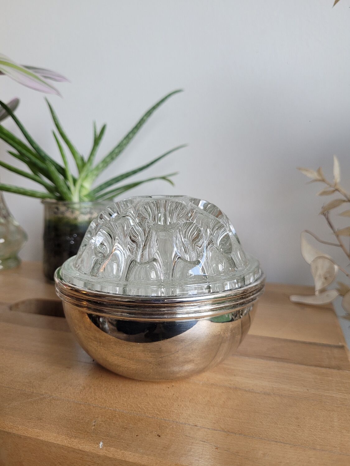 Flower with removable silver foot