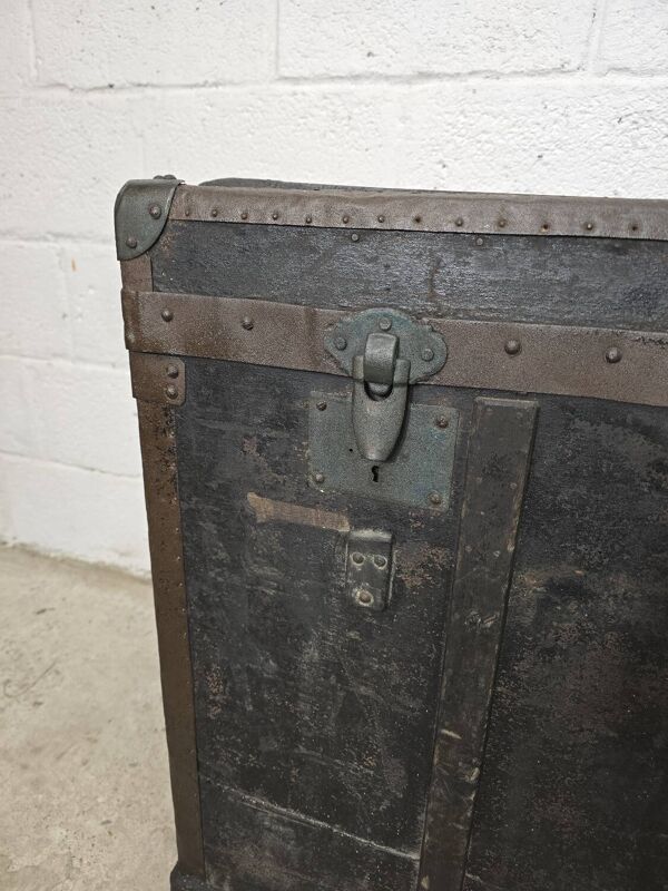 Malle noire de tisserand vers 1850