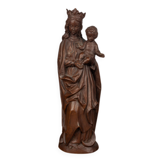 Vierge à l'Enfant de style néo-Gothique en résine patinée imitant le bois