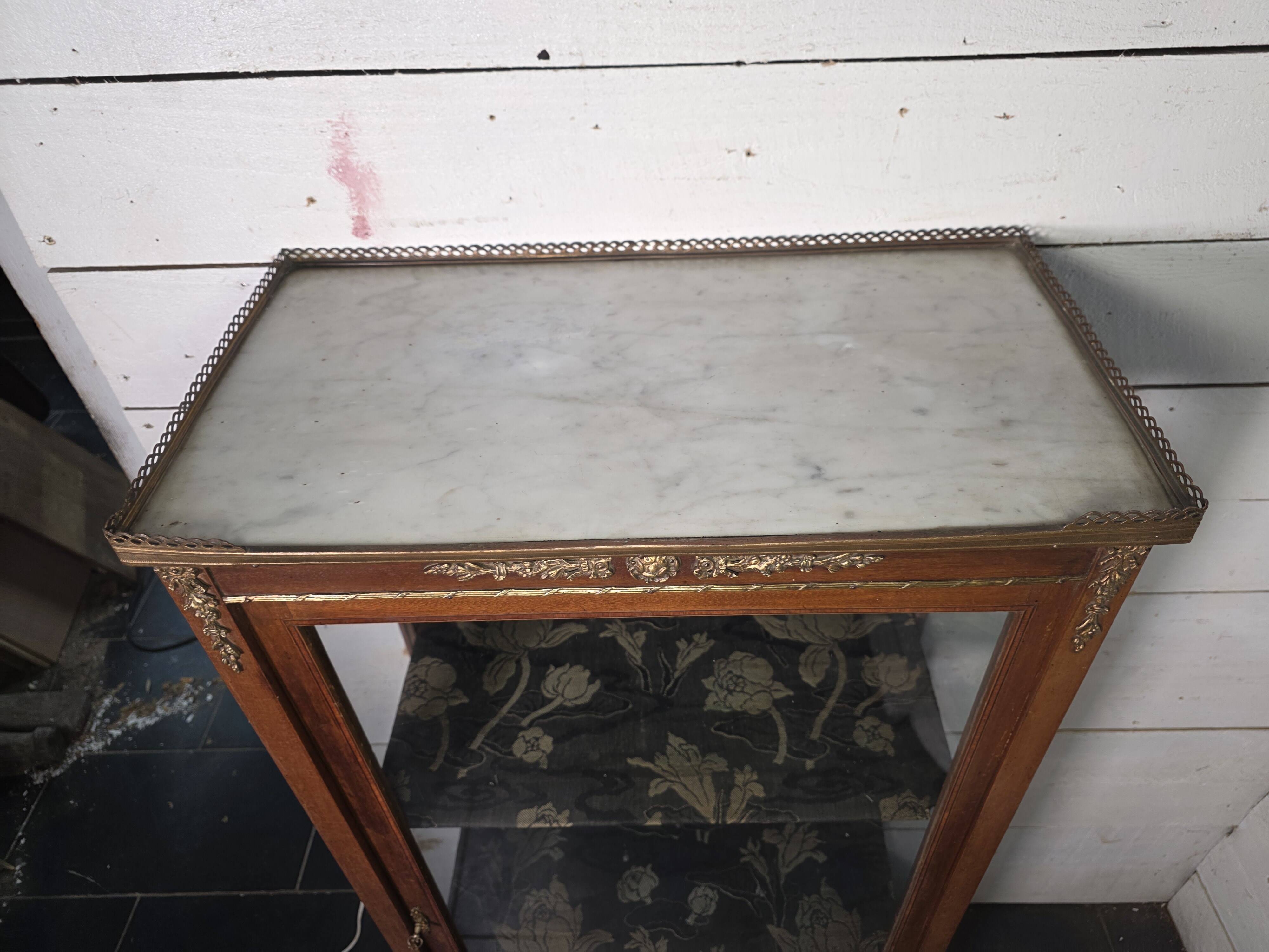 Vitrine ancienne style transition Louis XV-Louis XVI en Acajou
