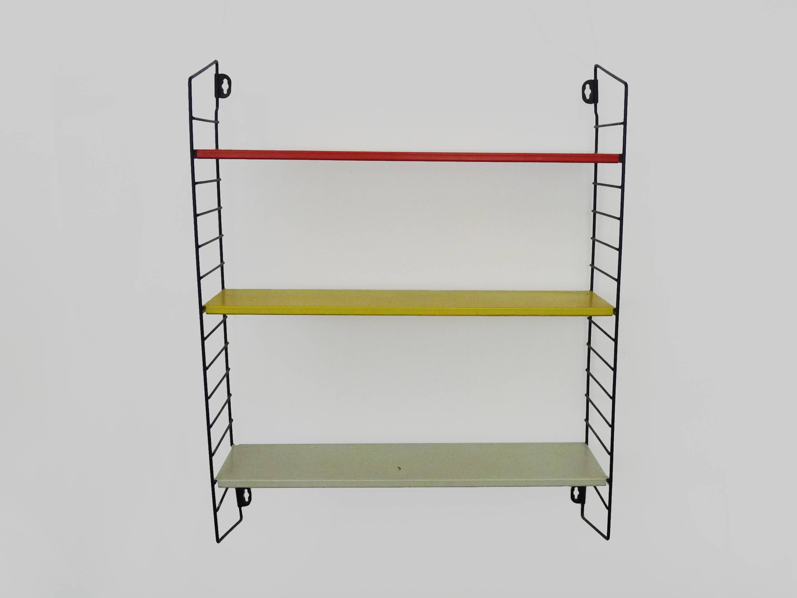 Vintage design shelf String Tomado Holland by Adriaan Dekker, Pilastro.