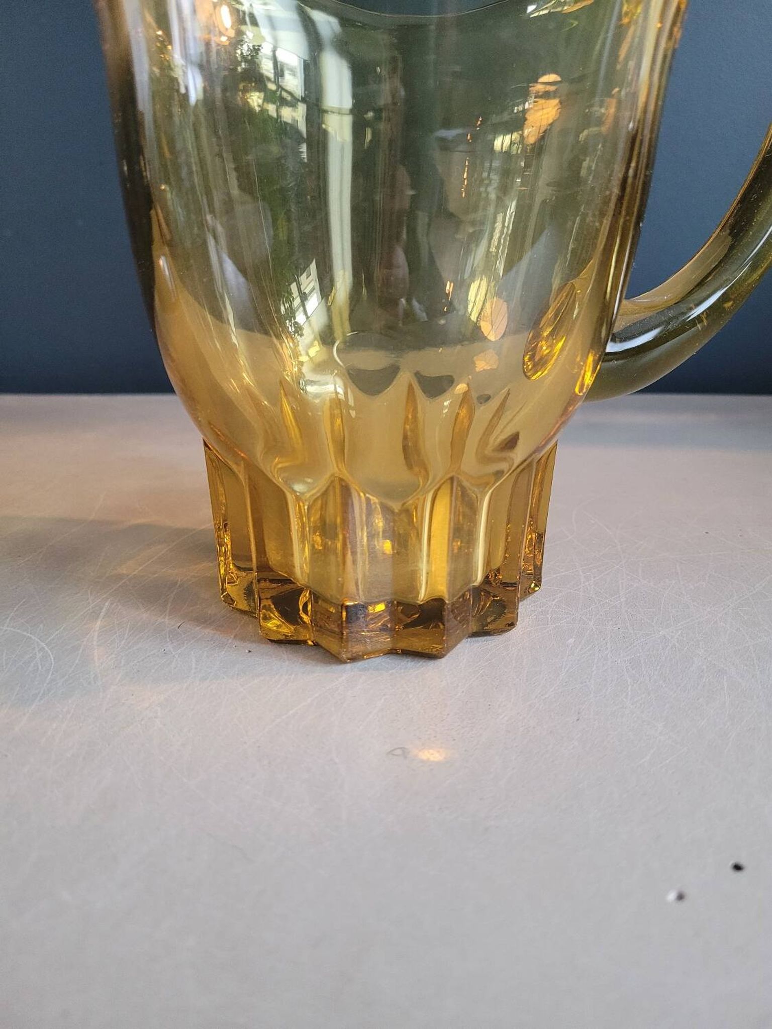 Pichet vintage en verre teinté jaune